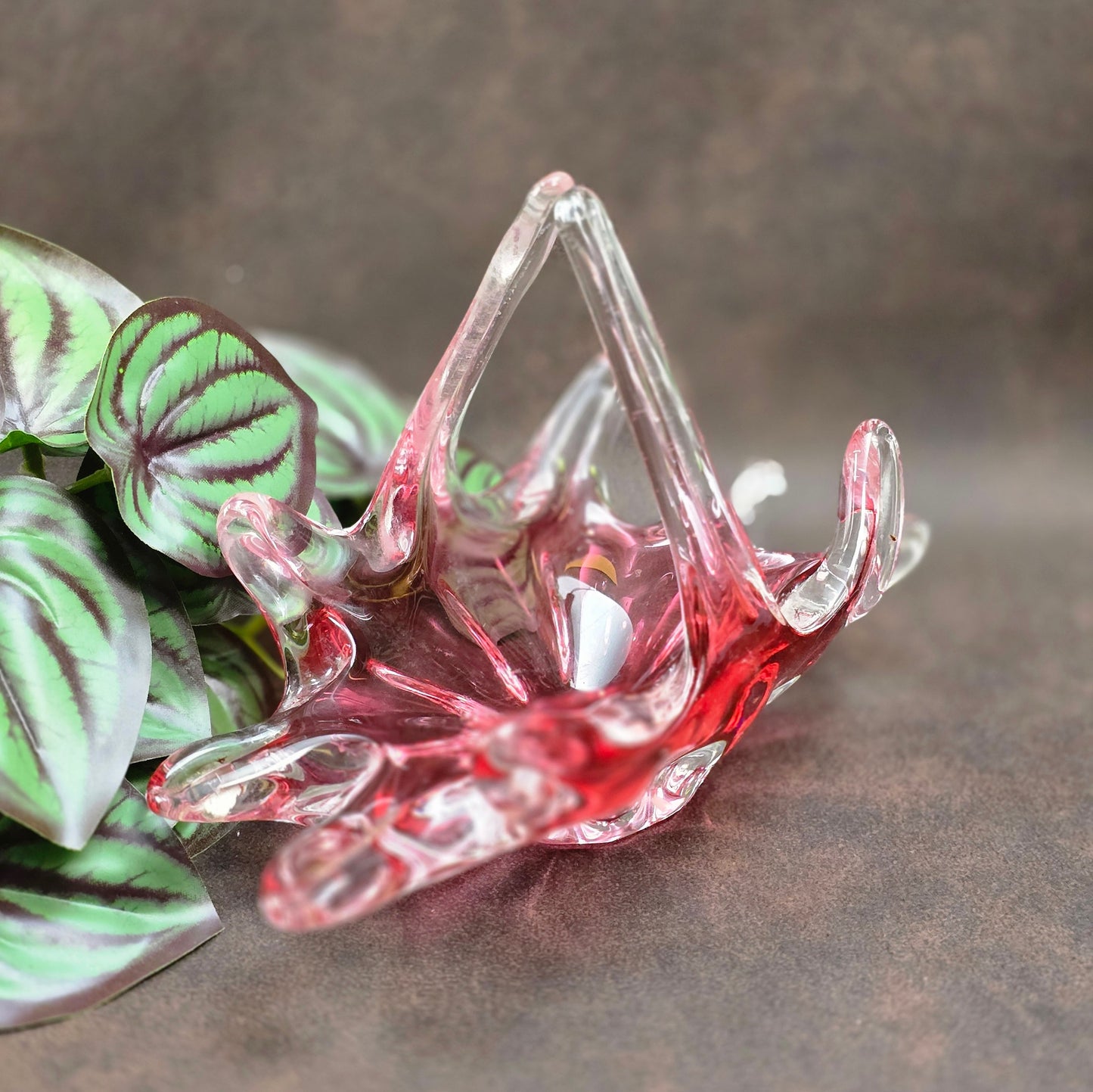 Rubinrote Designer-Glasschale im Stil von Josef Hospodka – stilvoll, authentisch, Mid-Century. Ideal für Sammler:innen oder Designfans.