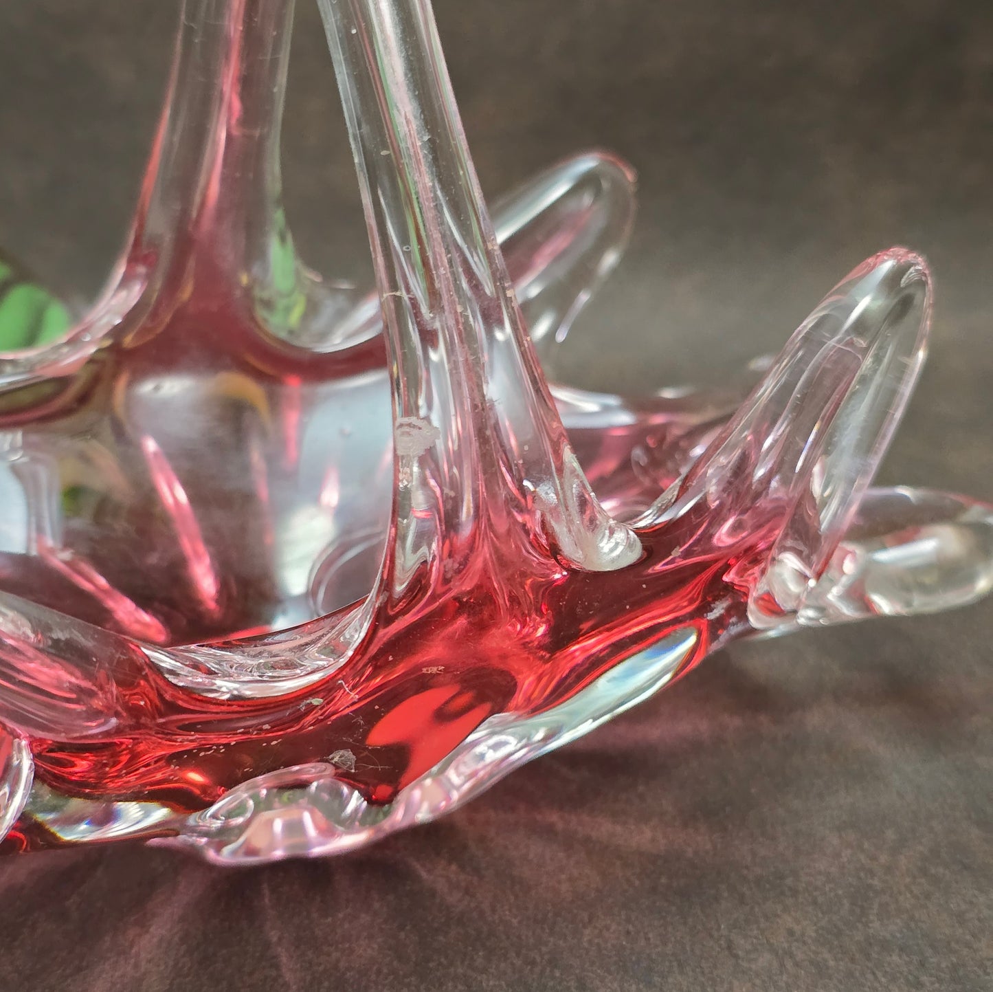 Rubinrote Designer-Glasschale im Stil von Josef Hospodka – stilvoll, authentisch, Mid-Century. Ideal für Sammler:innen oder Designfans.