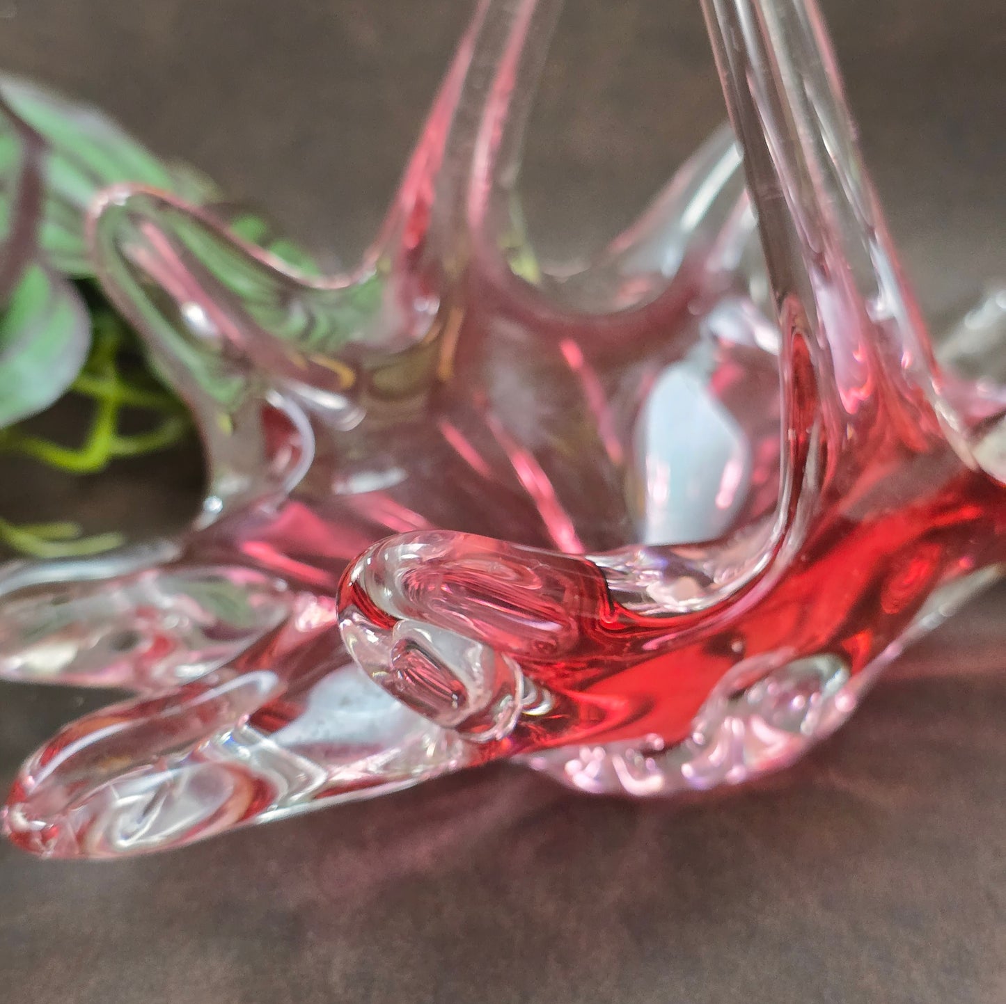 Rubinrote Designer-Glasschale im Stil von Josef Hospodka – stilvoll, authentisch, Mid-Century. Ideal für Sammler:innen oder Designfans.