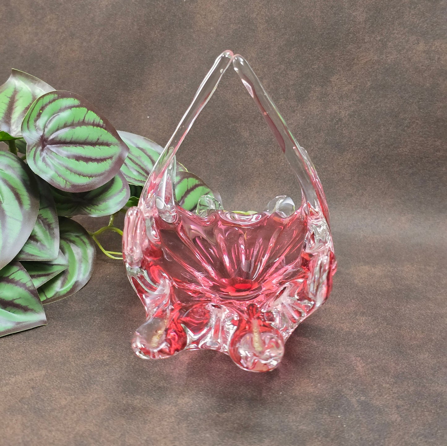 Rubinrote Designer-Glasschale im Stil von Josef Hospodka – stilvoll, authentisch, Mid-Century. Ideal für Sammler:innen oder Designfans.