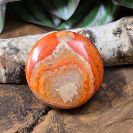 Runde Crackle-Achat-Centerperle (42mm) in intensiven Orange-/Rottönen. Unikat für Schmuckherstellung – ideal als Anhänger oder Centerpiece.