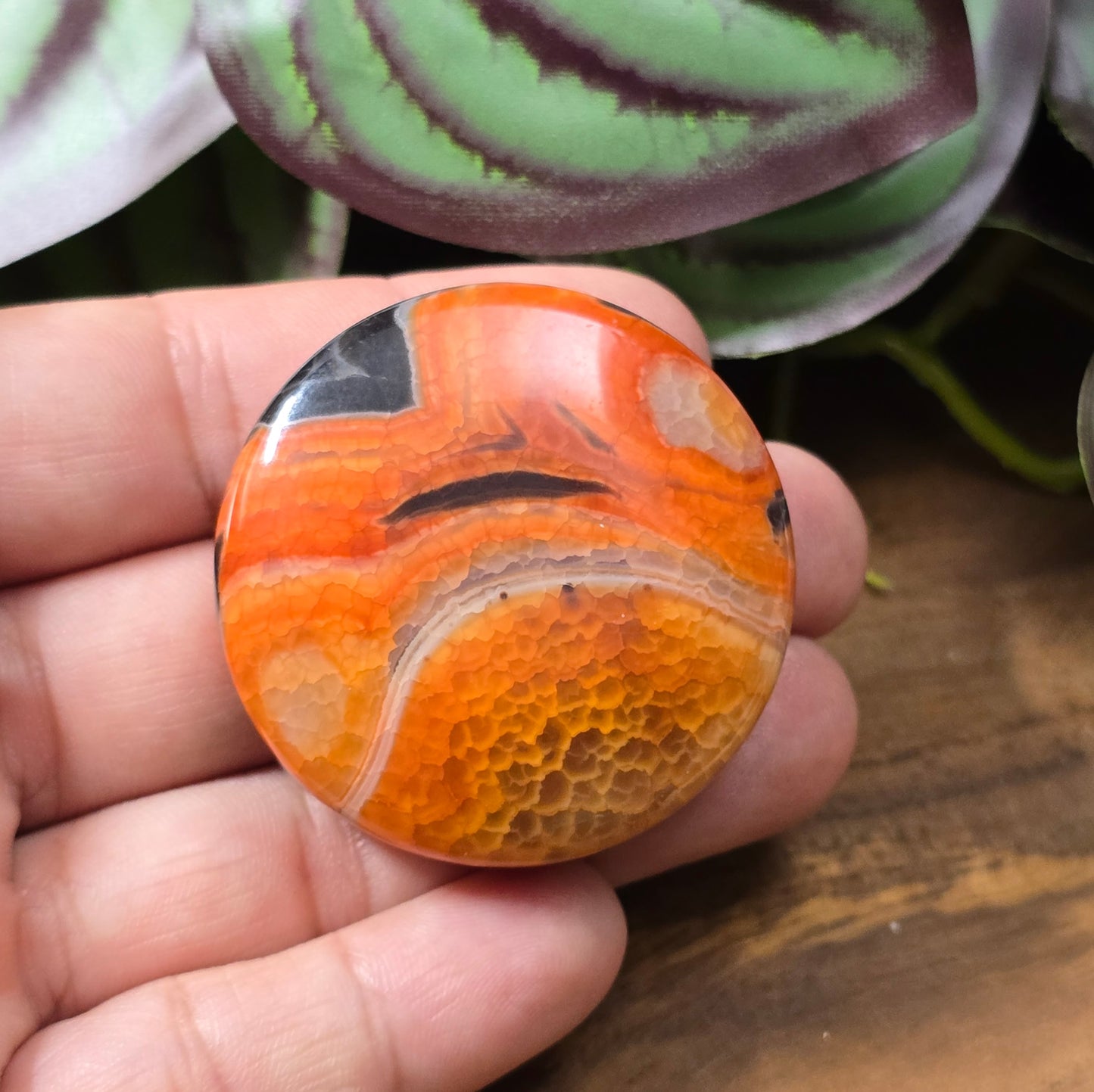 Runde Crackle-Achat-Centerperle (42mm) in intensiven Orange-/Rottönen. Unikat für Schmuckherstellung – ideal als Anhänger oder Centerpiece.