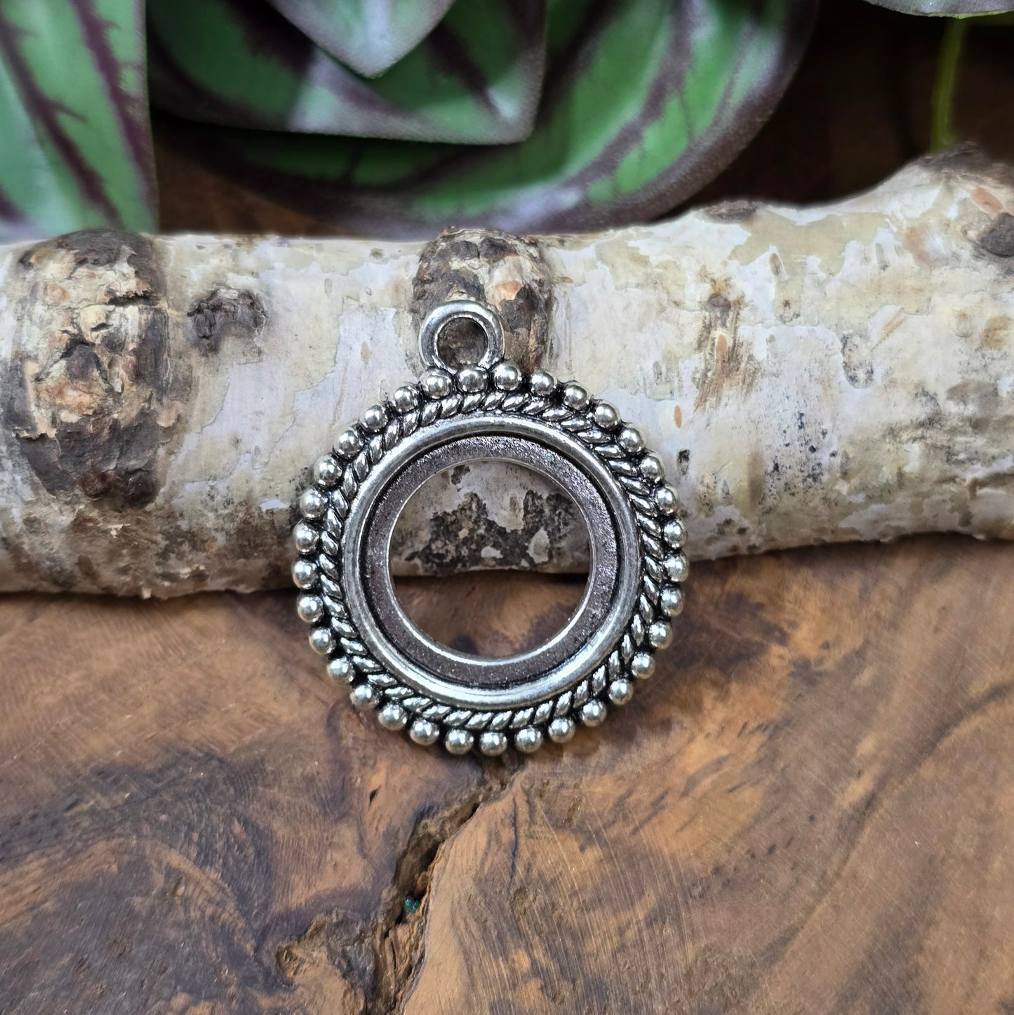 Runder Metallanhänger, silberfarben mit Perlenrand. Klebefläche 20mm – ideal für Cabochons & kreative Schmuckherstellung.