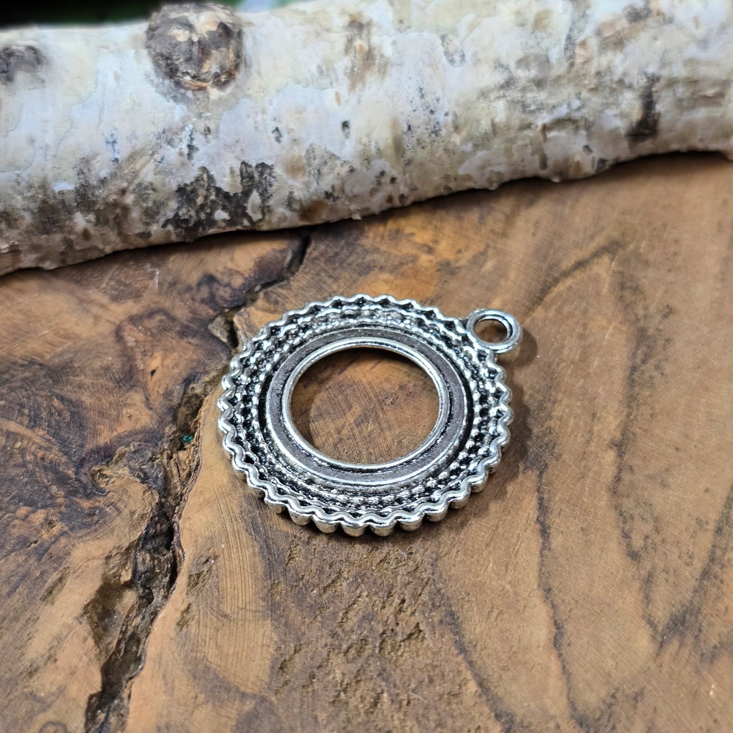 Runder Metallanhänger, silberfarben mit Perlenrand. Klebefläche 20mm – ideal für Cabochons & kreative Schmuckherstellung.