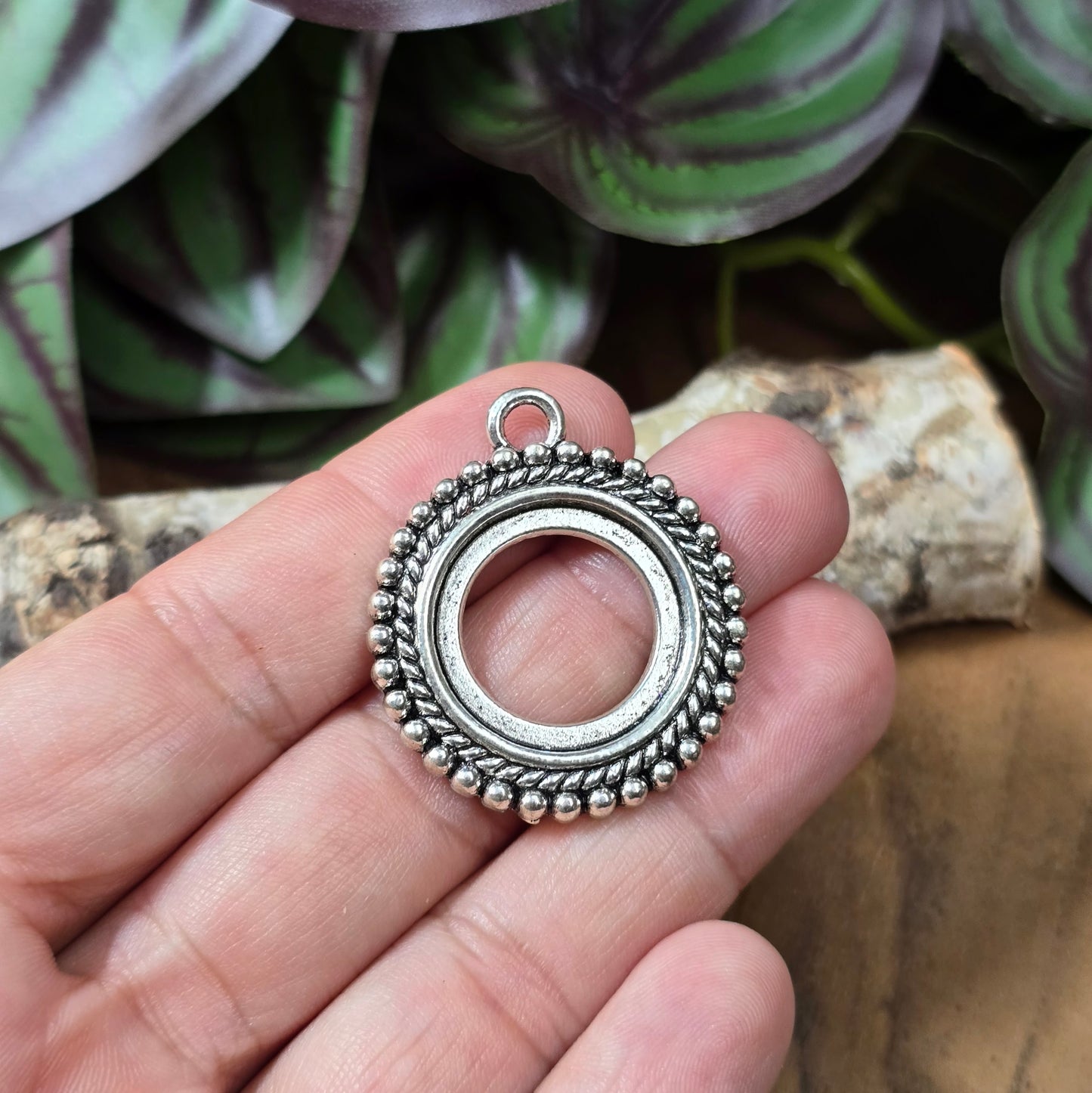 Runder Metallanhänger, silberfarben mit Perlenrand. Klebefläche 20mm – ideal für Cabochons & kreative Schmuckherstellung.