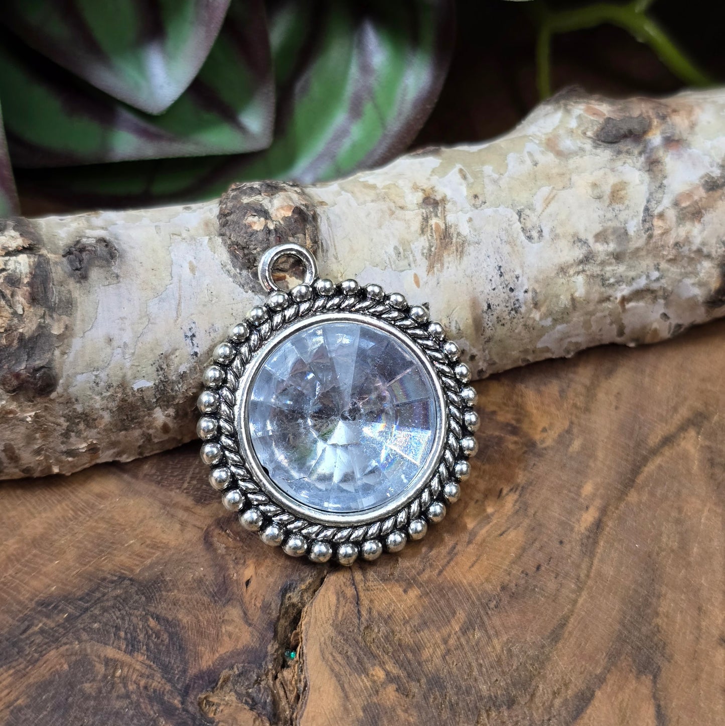 Runder Metallanhänger, silberfarben mit Perlenrand. Klebefläche 20mm – ideal für Cabochons & kreative Schmuckherstellung.