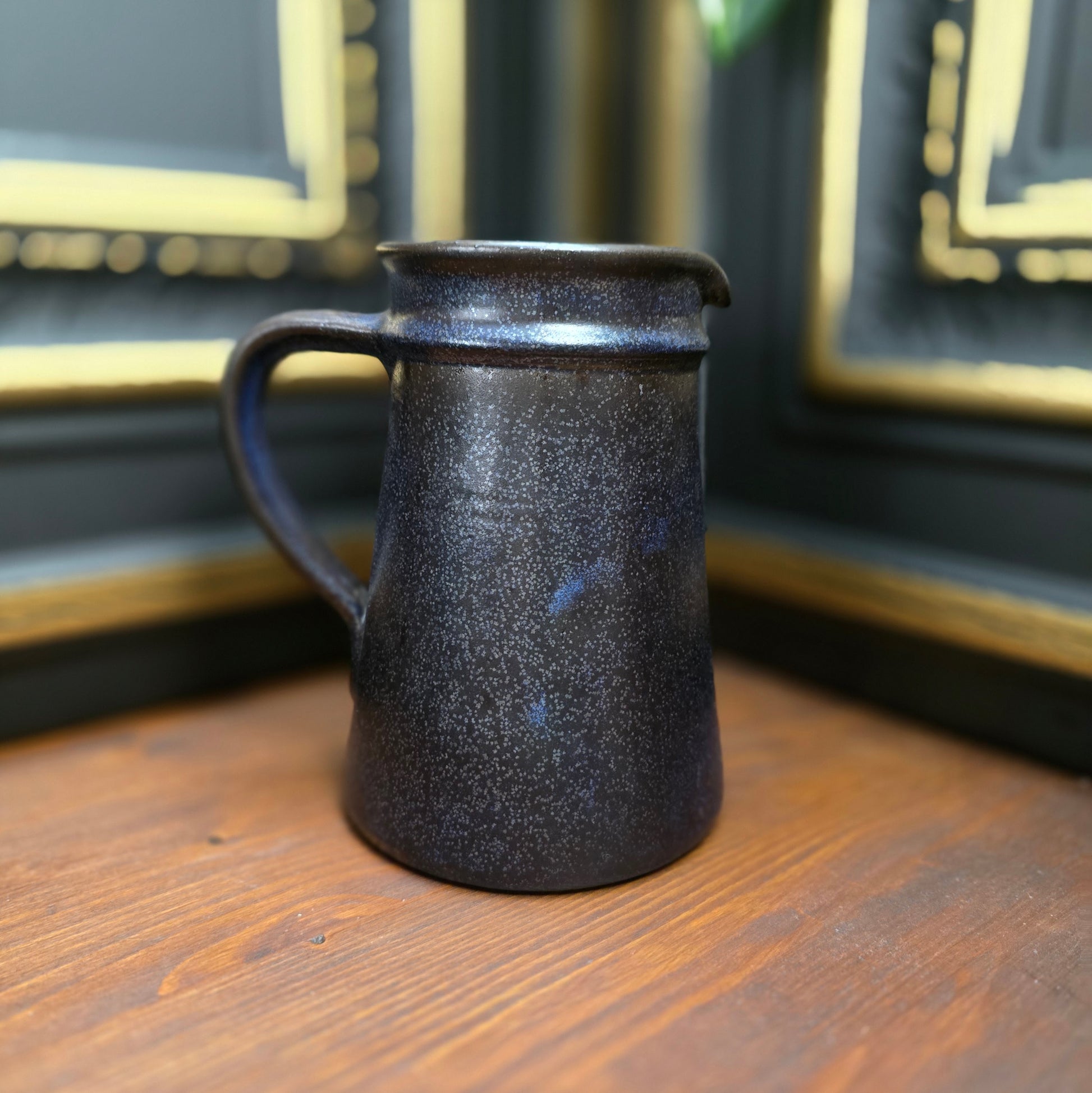 Rustikaler Vintage-Krug mit dunkelblauer Effektglasur – 70er Jahre Landhausdeko für Trockenblumen oder Lavendel. Höhe 15,5 cm, sehr guter Zustand, Einzelstück.