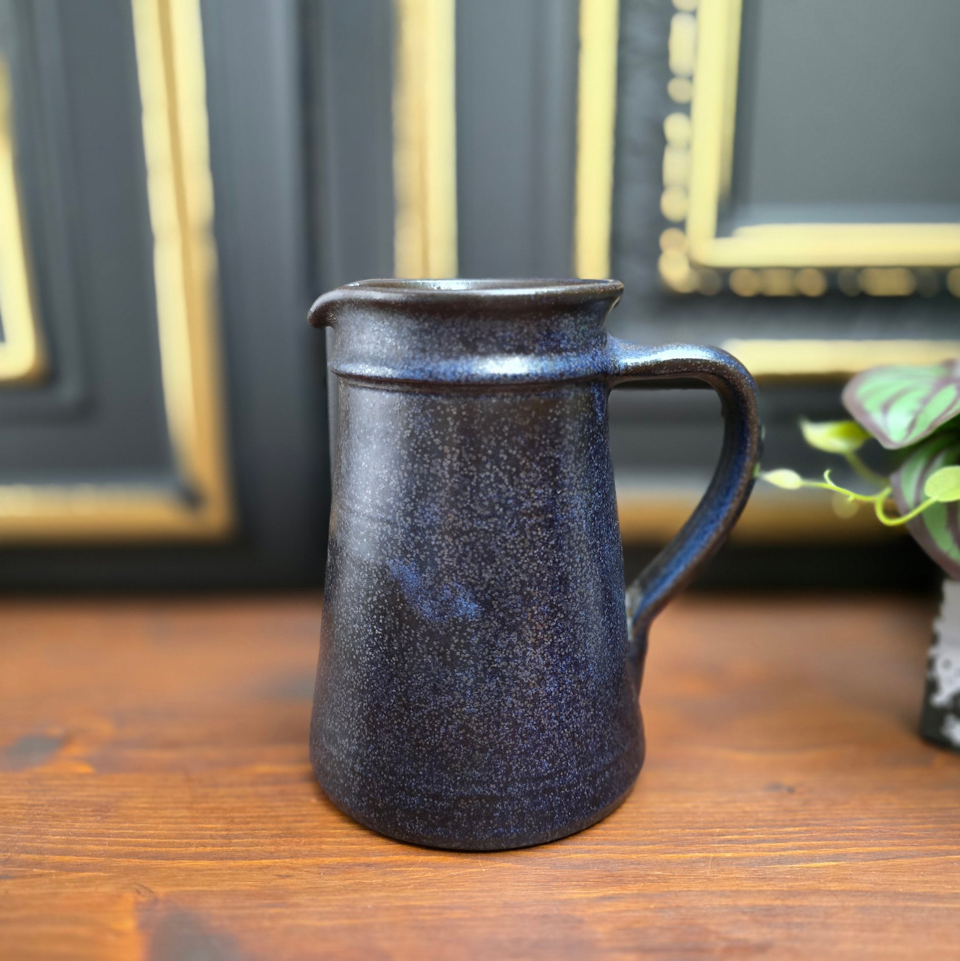 Rustikaler Vintage-Krug mit dunkelblauer Effektglasur – 70er Jahre Landhausdeko für Trockenblumen oder Lavendel. Höhe 15,5 cm, sehr guter Zustand, Einzelstück.