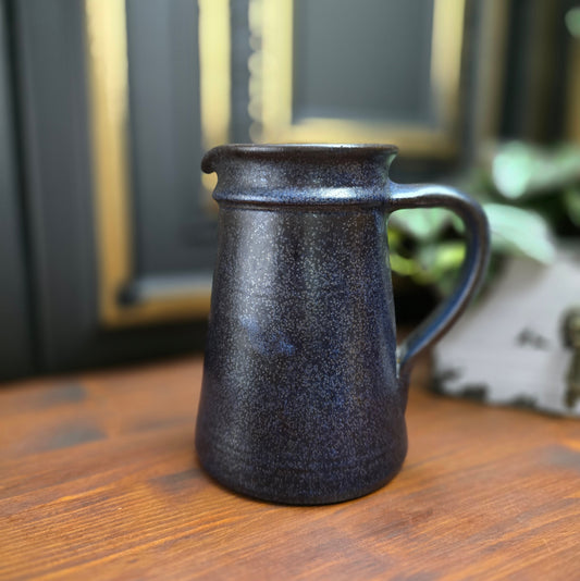 Rustikaler Vintage-Krug mit dunkelblauer Effektglasur – 70er Jahre Landhausdeko für Trockenblumen oder Lavendel. Höhe 15,5 cm, sehr guter Zustand, Einzelstück.