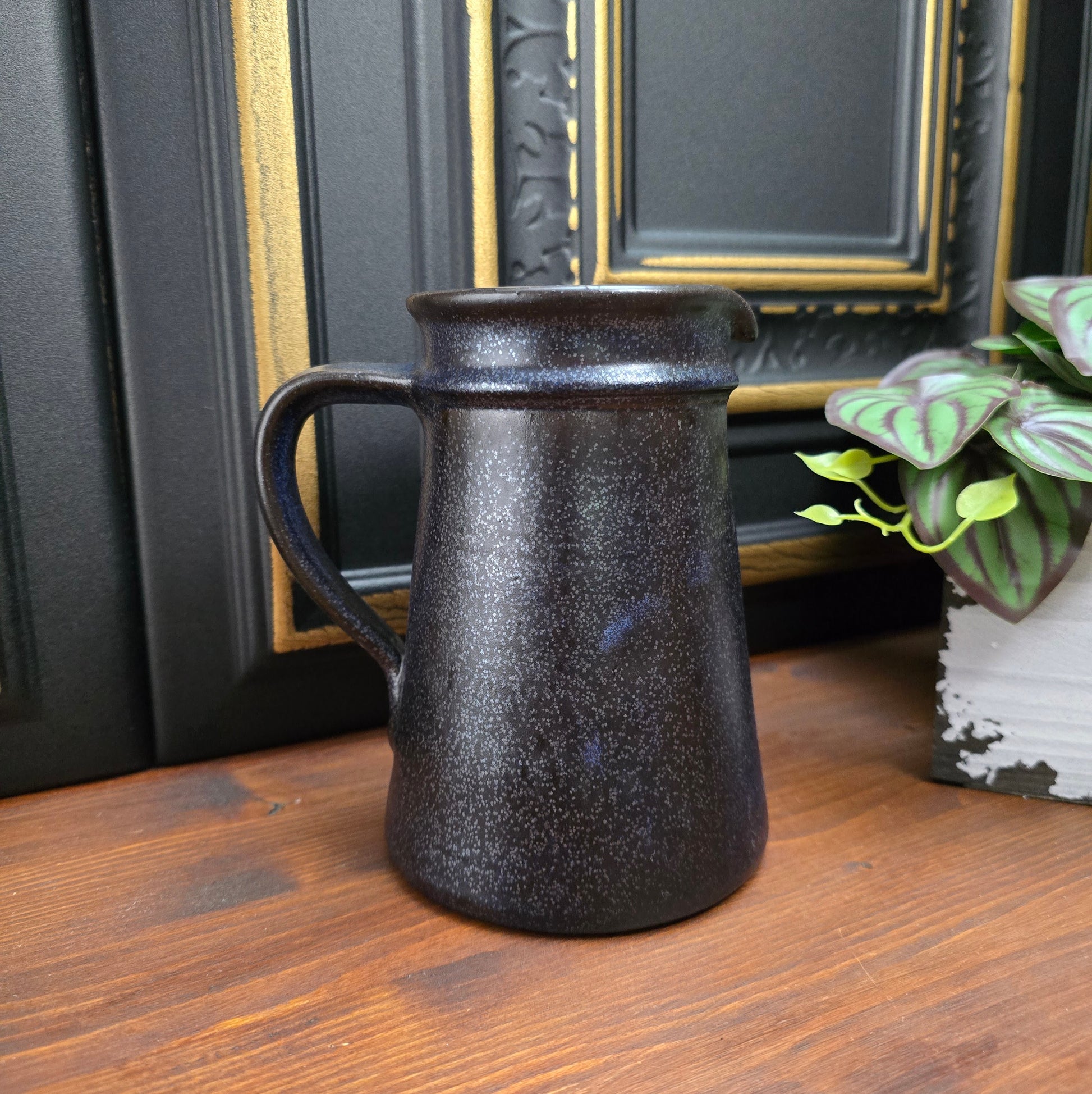 Rustikaler Vintage-Krug mit dunkelblauer Effektglasur – 70er Jahre Landhausdeko für Trockenblumen oder Lavendel. Höhe 15,5 cm, sehr guter Zustand, Einzelstück.