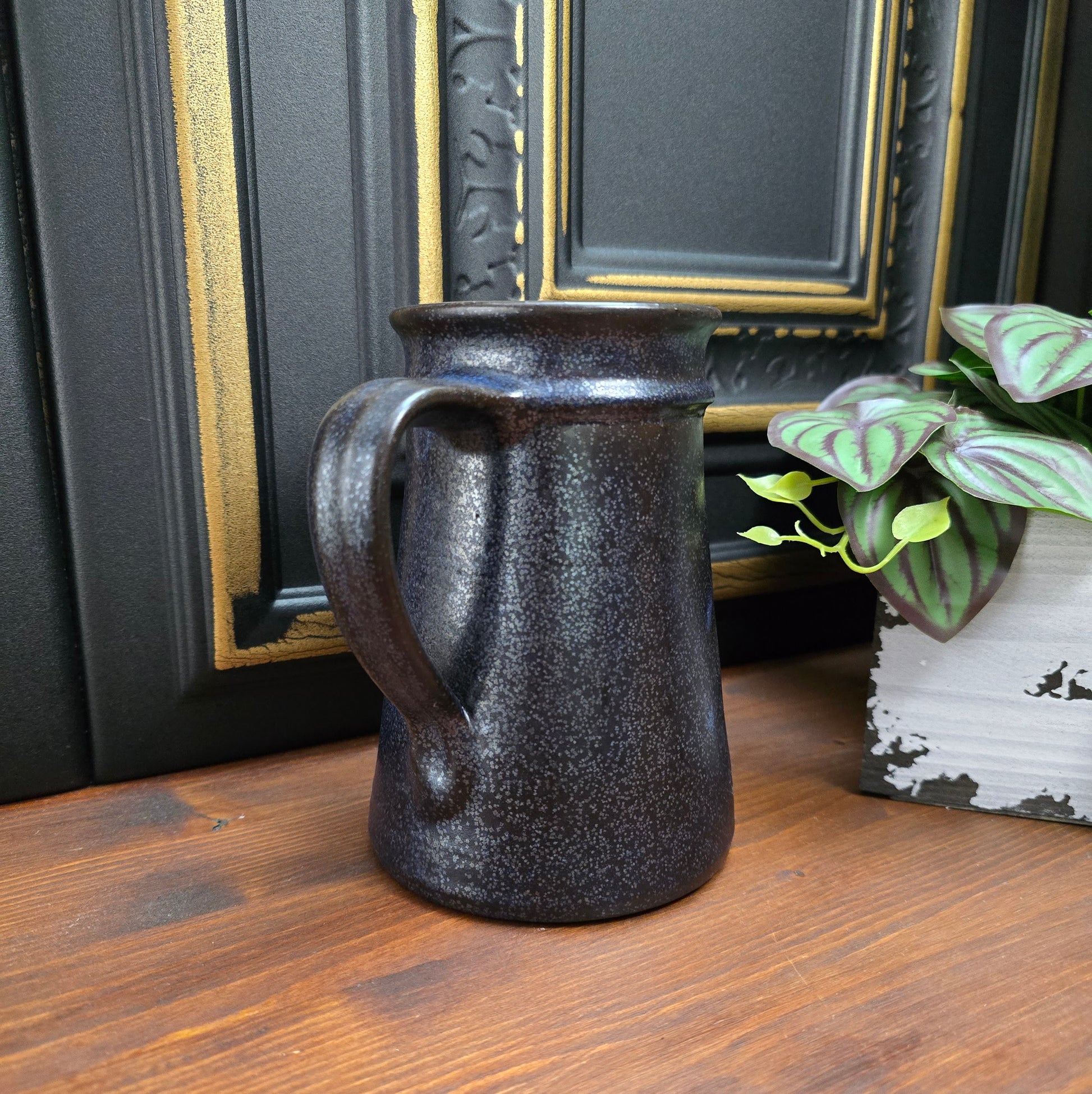 Rustikaler Vintage-Krug mit dunkelblauer Effektglasur – 70er Jahre Landhausdeko für Trockenblumen oder Lavendel. Höhe 15,5 cm, sehr guter Zustand, Einzelstück.