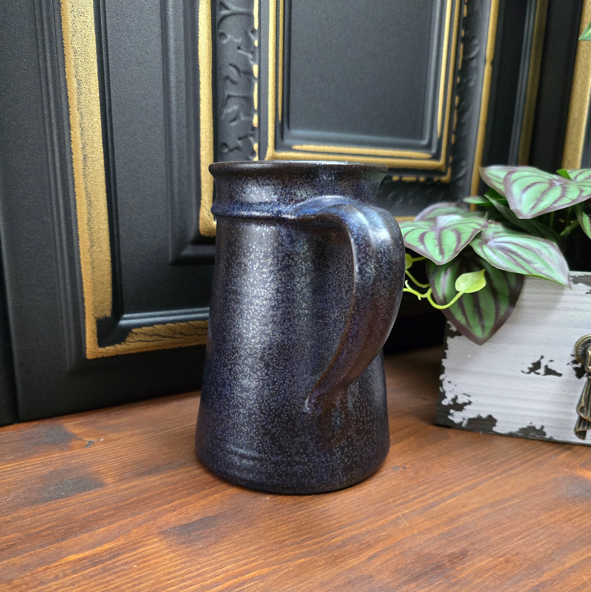 Rustikaler Vintage-Krug mit dunkelblauer Effektglasur – 70er Jahre Landhausdeko für Trockenblumen oder Lavendel. Höhe 15,5 cm, sehr guter Zustand, Einzelstück.