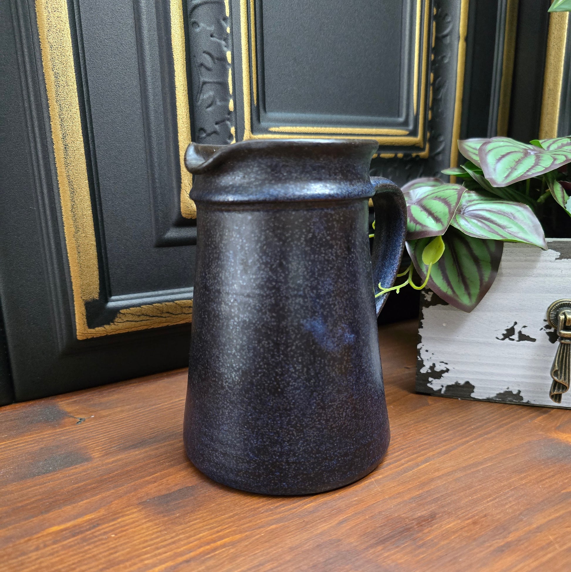 Rustikaler Vintage-Krug mit dunkelblauer Effektglasur – 70er Jahre Landhausdeko für Trockenblumen oder Lavendel. Höhe 15,5 cm, sehr guter Zustand, Einzelstück.