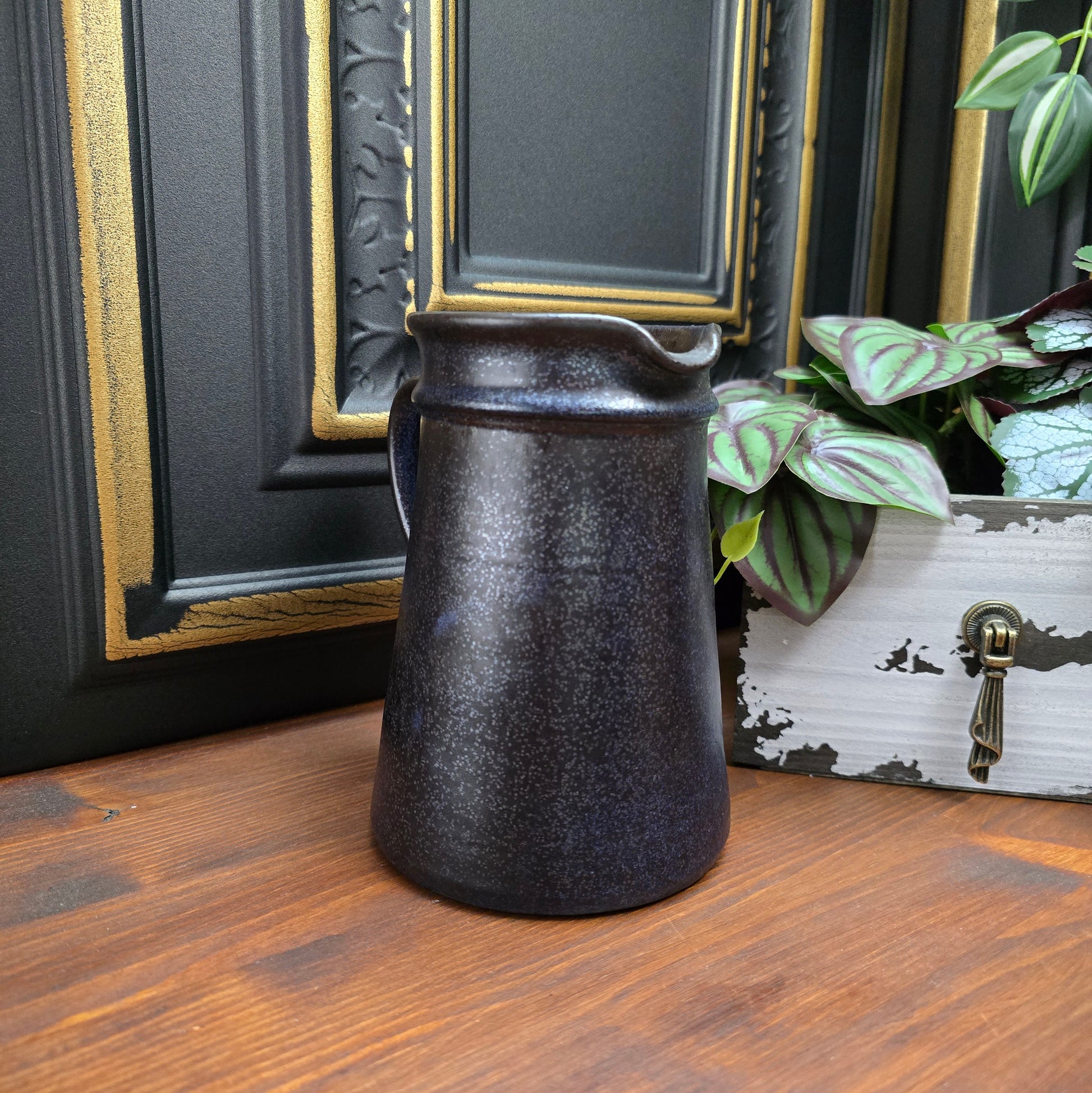 Rustikaler Vintage-Krug mit dunkelblauer Effektglasur – 70er Jahre Landhausdeko für Trockenblumen oder Lavendel. Höhe 15,5 cm, sehr guter Zustand, Einzelstück.