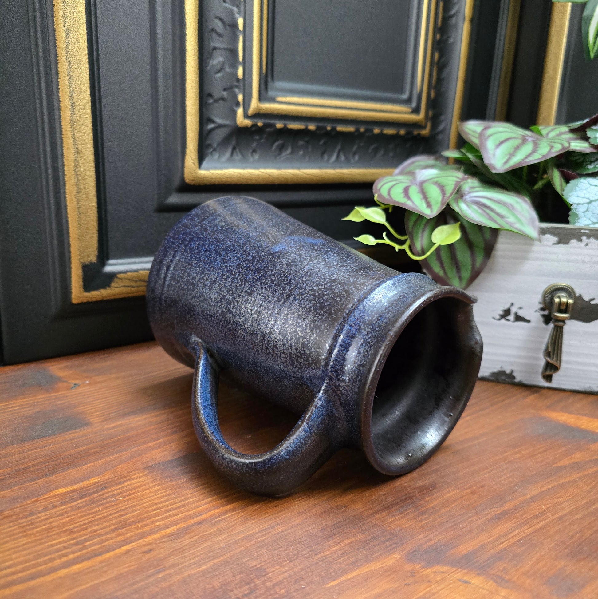 Rustikaler Vintage-Krug mit dunkelblauer Effektglasur – 70er Jahre Landhausdeko für Trockenblumen oder Lavendel. Höhe 15,5 cm, sehr guter Zustand, Einzelstück.