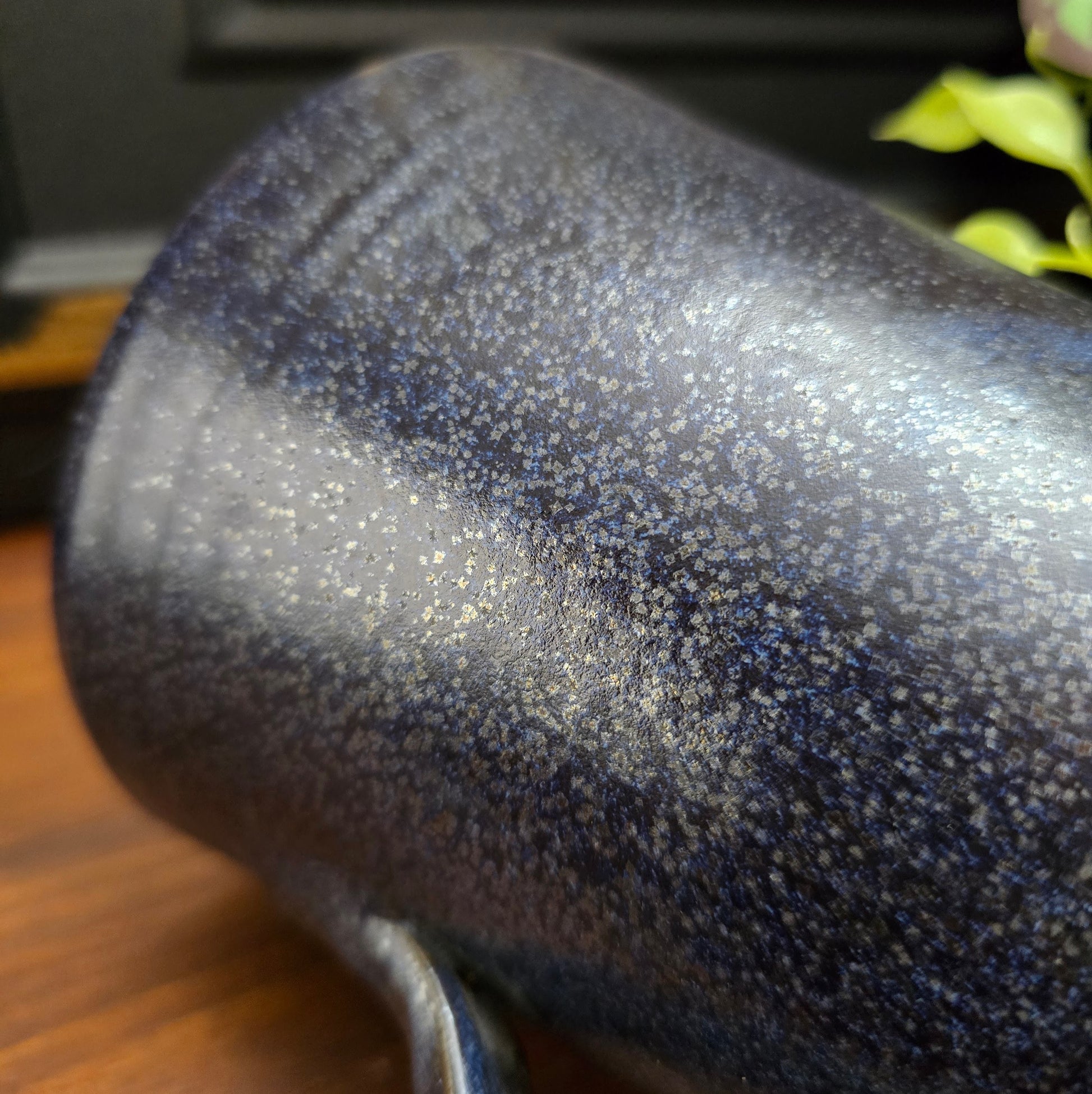 Rustikaler Vintage-Krug mit dunkelblauer Effektglasur – 70er Jahre Landhausdeko für Trockenblumen oder Lavendel. Höhe 15,5 cm, sehr guter Zustand, Einzelstück.