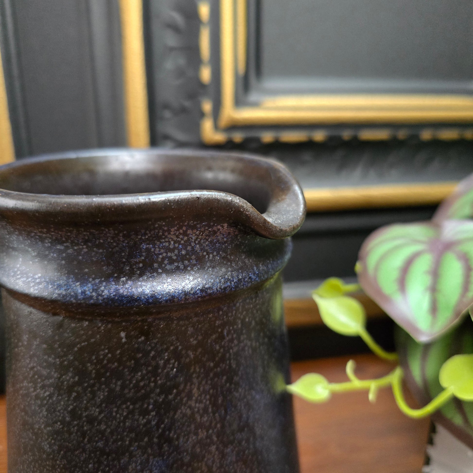 Rustikaler Vintage-Krug mit dunkelblauer Effektglasur – 70er Jahre Landhausdeko für Trockenblumen oder Lavendel. Höhe 15,5 cm, sehr guter Zustand, Einzelstück.