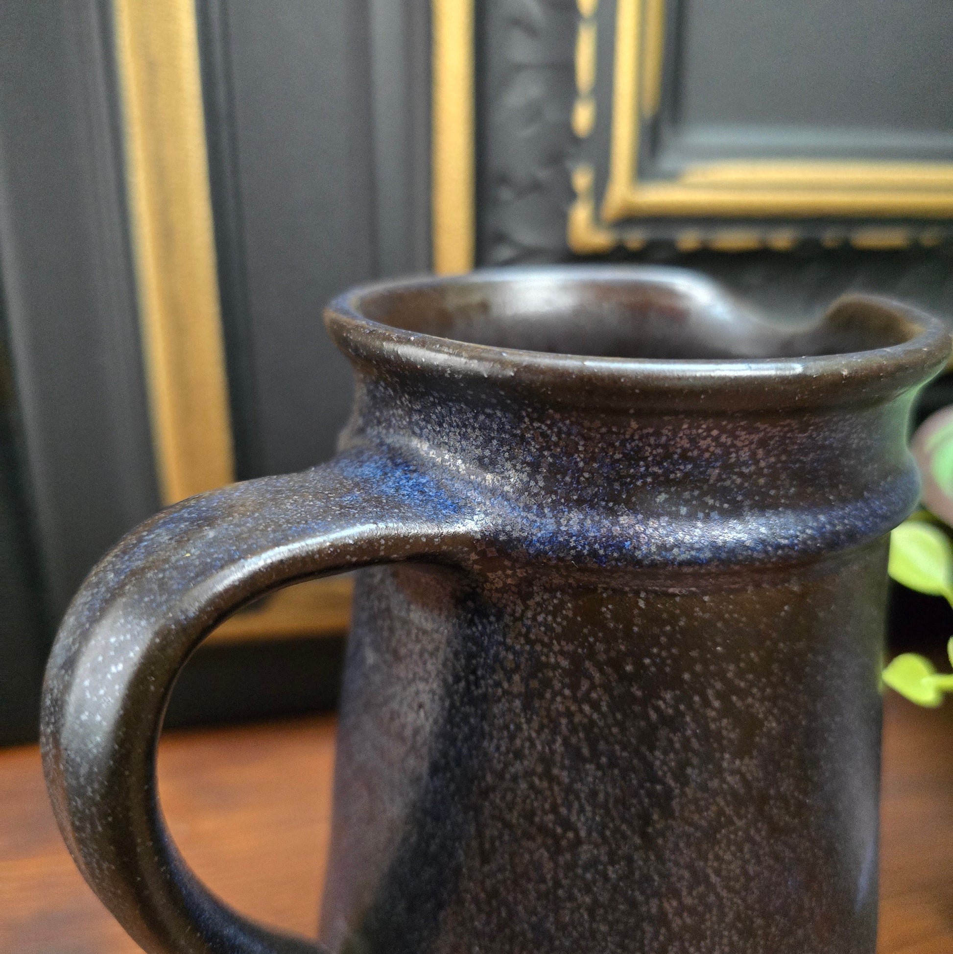 Rustikaler Vintage-Krug mit dunkelblauer Effektglasur – 70er Jahre Landhausdeko für Trockenblumen oder Lavendel. Höhe 15,5 cm, sehr guter Zustand, Einzelstück.