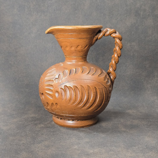 Handgearbeiteter Vintage Tonkrug aus Keramik mit Zopfhenkel und Ritzdekor, rustikal, 1950er–1970er, Osteuropa.