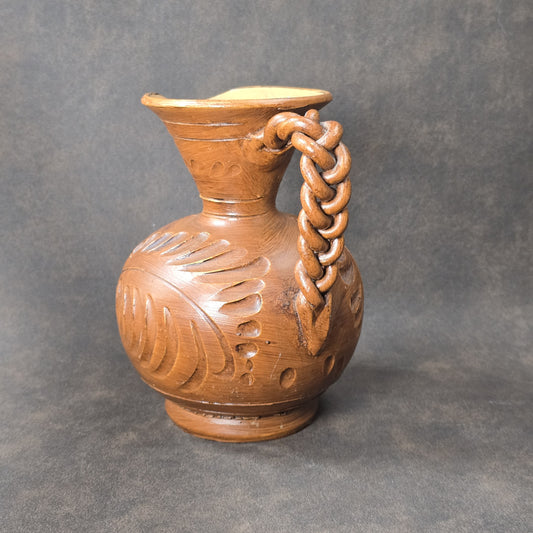 Handgearbeiteter Vintage Tonkrug aus Keramik mit Zopfhenkel und Ritzdekor, rustikal, 1950er–1970er, Osteuropa.