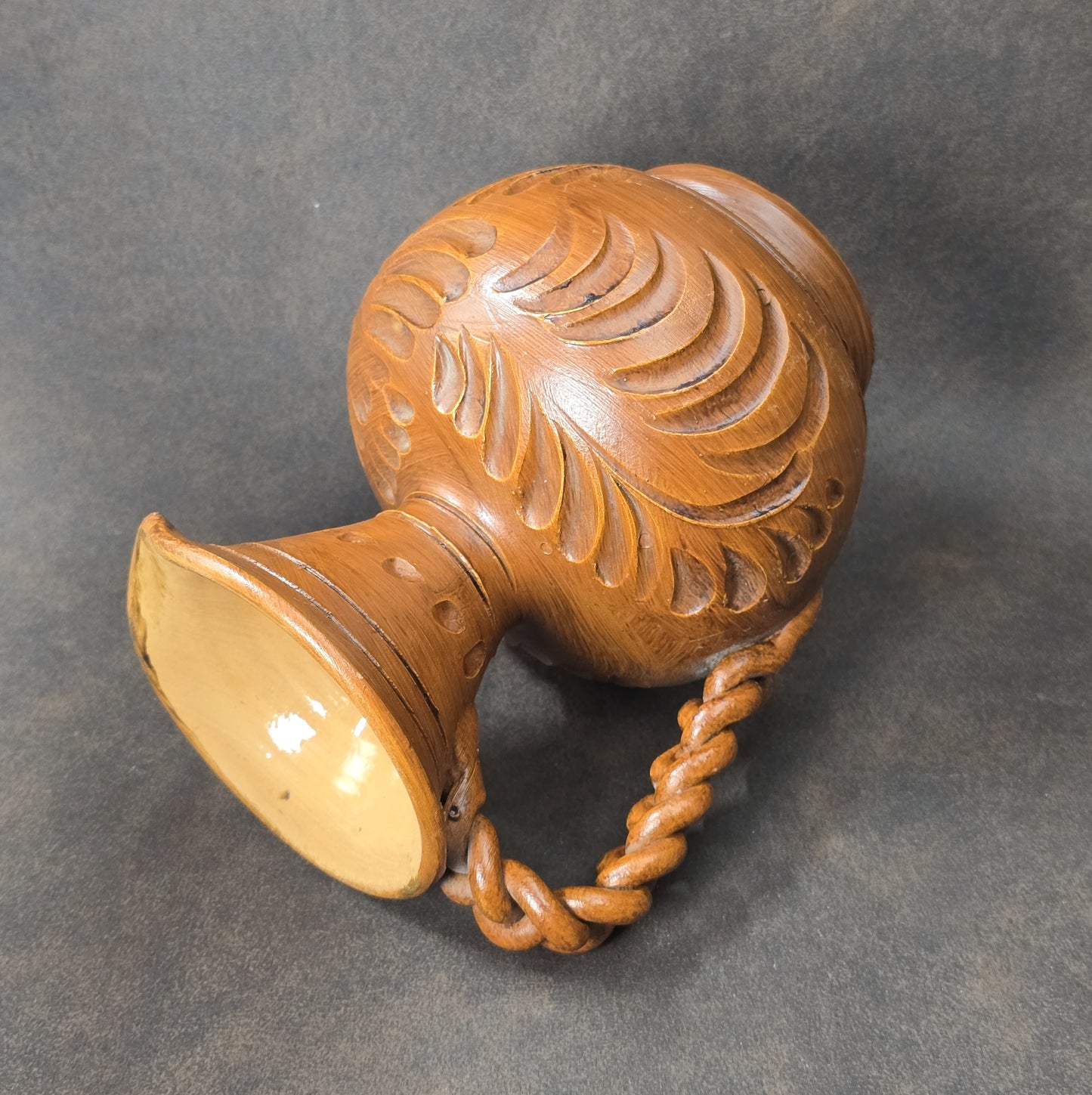 Handgearbeiteter Vintage Tonkrug aus Keramik mit Zopfhenkel und Ritzdekor, rustikal, 1950er–1970er, Osteuropa.