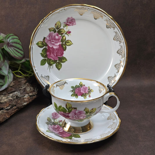 Elegantes 3-teiliges Porzellan-Gedeck von Chodzież (Polen) mit Rosendekor & Goldrand. 1970er/1980er. Ideal als Vintage-Sammlerstück oder zum stilvollen Servieren.