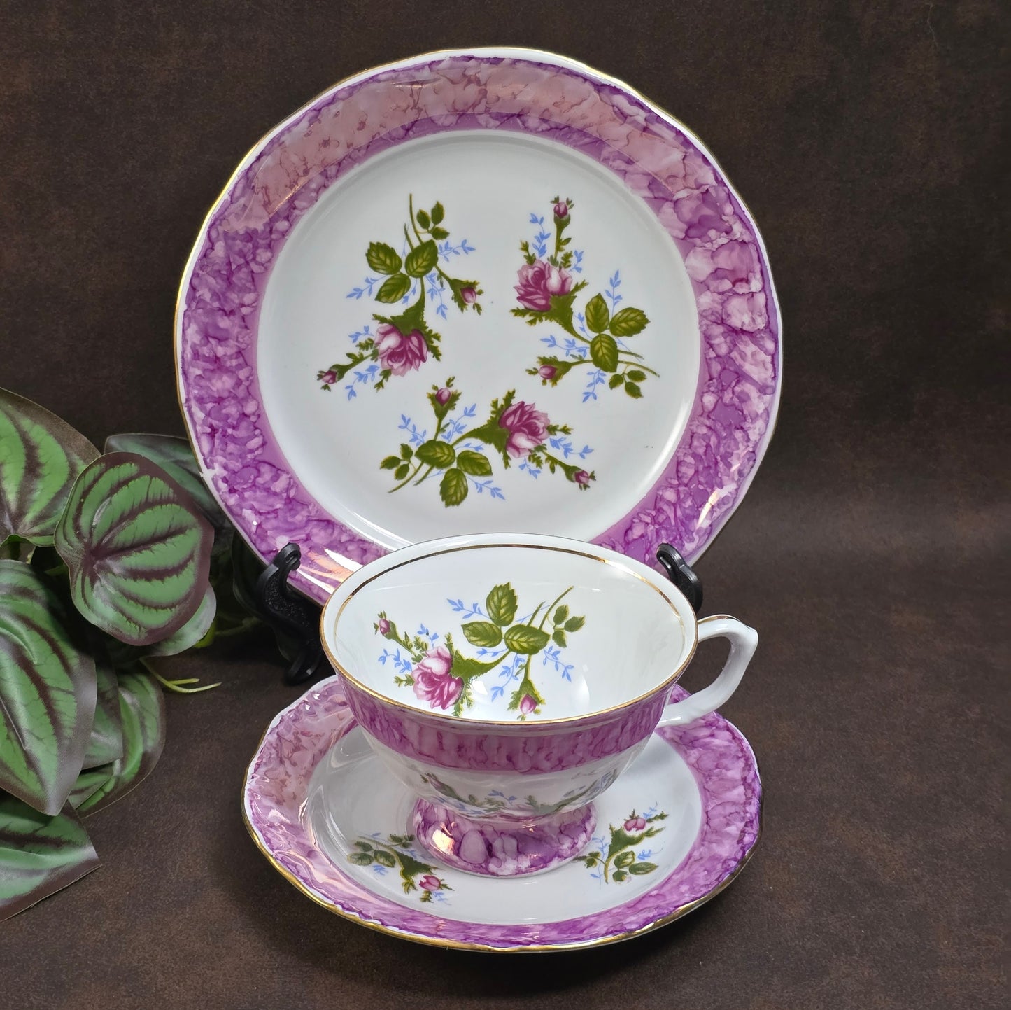 Wunderschönes Porzellan-Gedeck im Chodzież-Stil der 1970er mit Rosenmotiv & Goldrand – perfekt für Vintage-Wohnungen, Tea Time oder als Geburtstagsgeschenk.