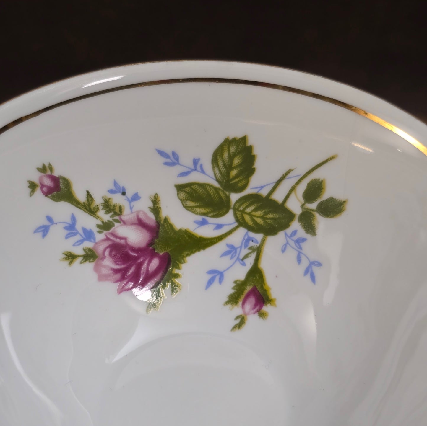 Wunderschönes Porzellan-Gedeck im Chodzież-Stil der 1970er mit Rosenmotiv & Goldrand – perfekt für Vintage-Wohnungen, Tea Time oder als Geburtstagsgeschenk.