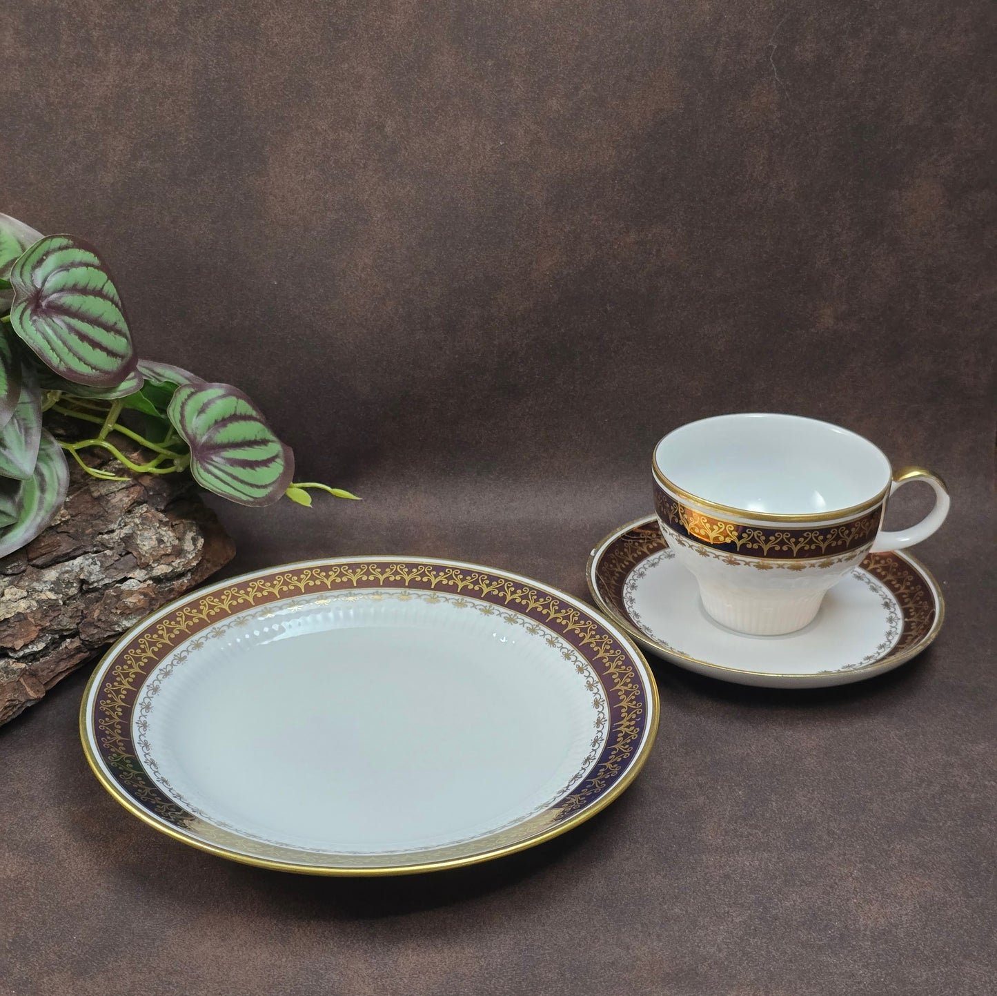 Elegantes 3-tlg. Sammelgedeck von Kahla, DDR. Perfekt für nostalgische Tafelmomente, Sammler:innen und Liebhaber:innen von Vintage-Porzellan.