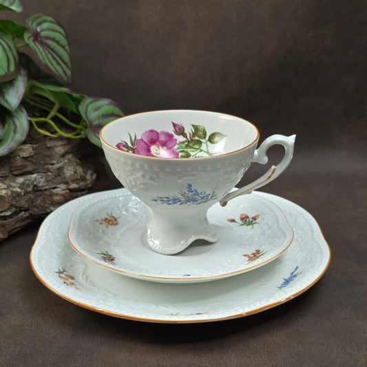 Romantisches Porzellan-Gedeck aus der Manufaktur Plaue – 3-tlg., 1960er, Rosenmotiv & Relief, ideal für Sammler und Vintage-Deko.