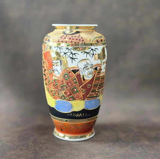 Handbemalte Satsuma Porzellanvase aus Japan mit Goldrelief und Figurenmotiven, ca. 1950er Vintage.