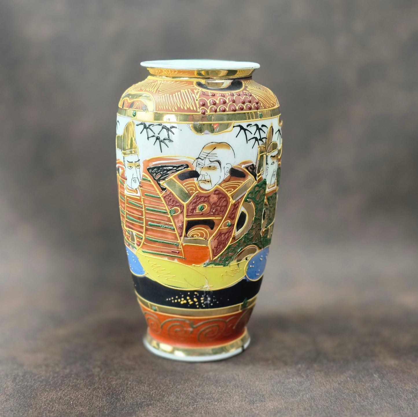 Handbemalte Satsuma Porzellanvase aus Japan mit Goldrelief und Figurenmotiven, ca. 1950er Vintage.