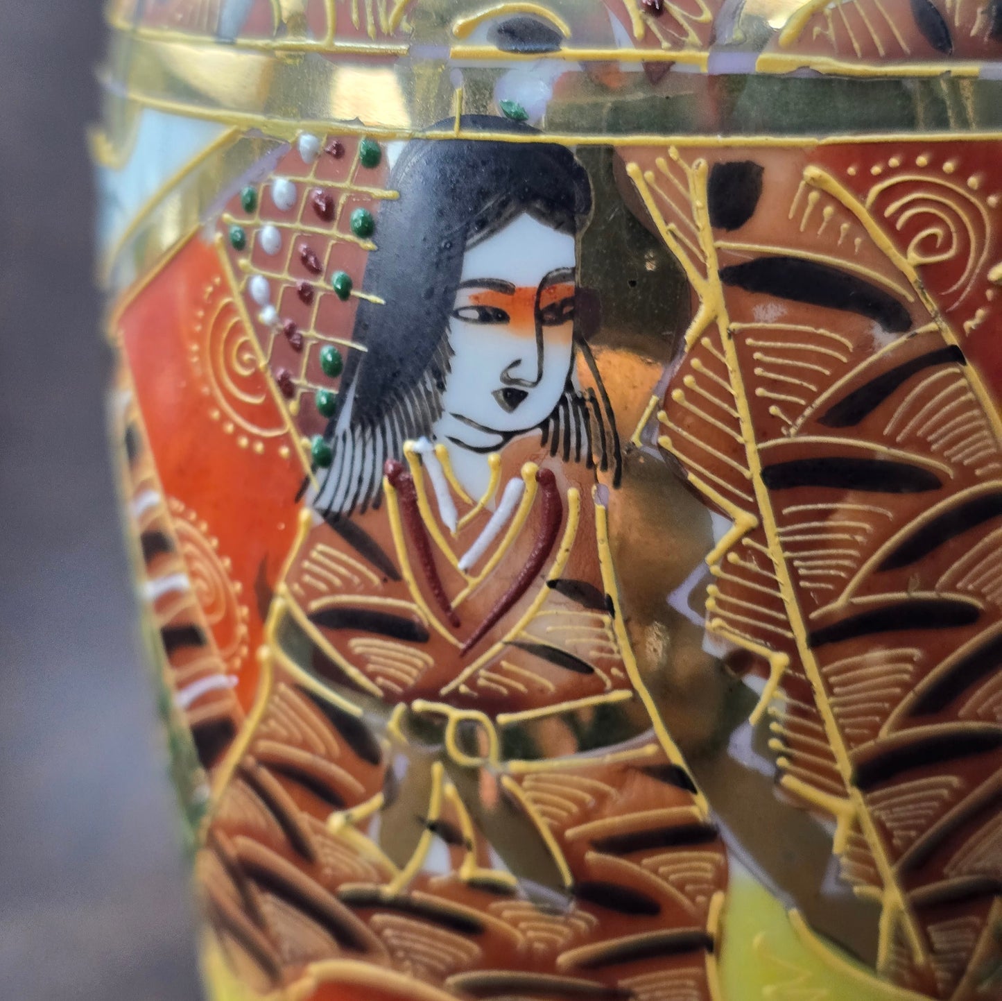 Handbemalte Satsuma Porzellanvase aus Japan mit Goldrelief und Figurenmotiven, ca. 1950er Vintage.
