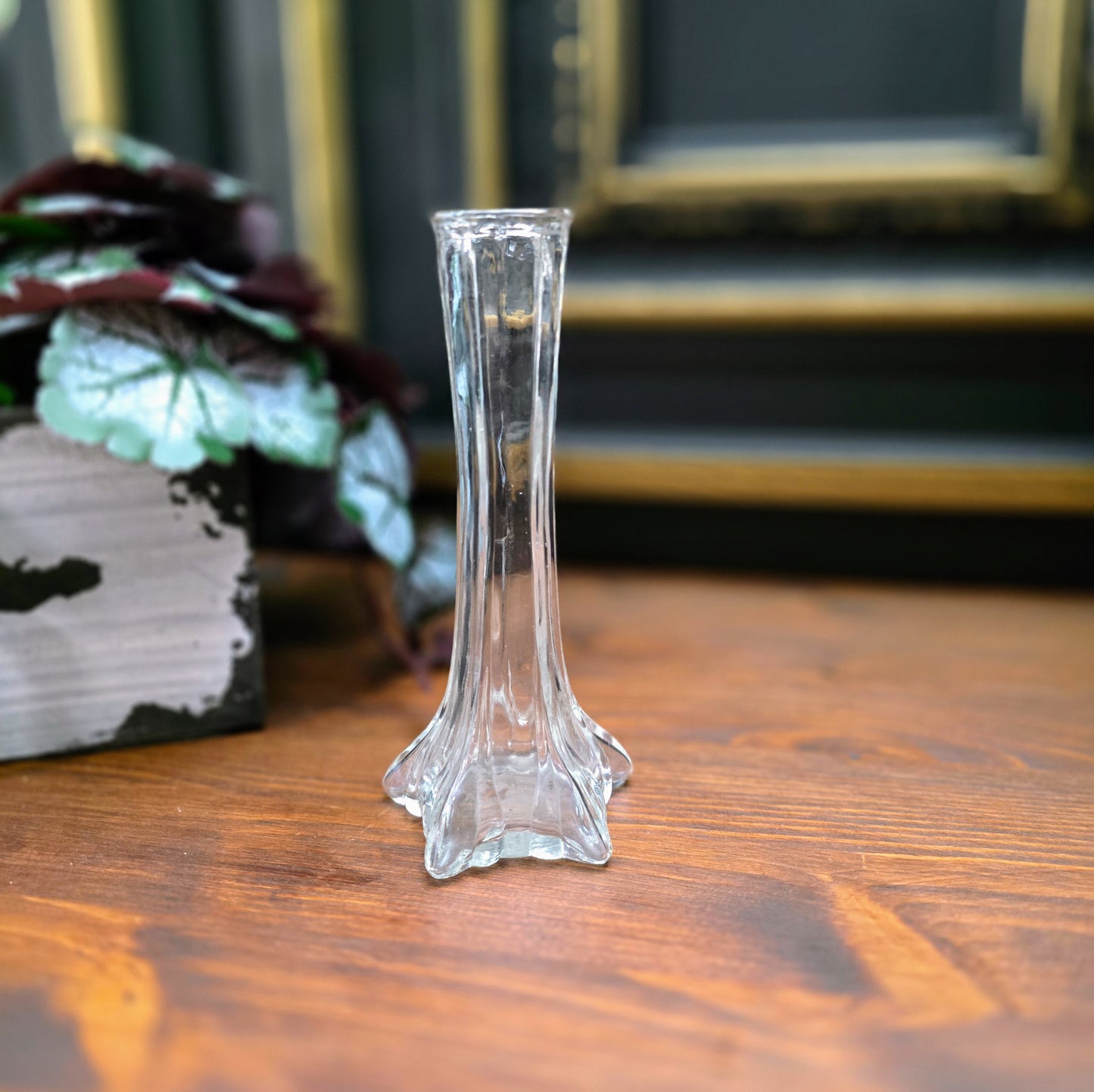 Schlanke Kristallglas-Vase mit sternförmigem Fuß – 15 cm hoch – Vintage-Design aus den 1980ern für einzelne Blumen oder zarte Deko.