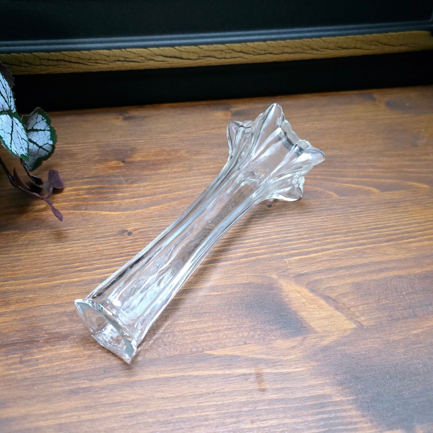 Schlanke Kristallglas-Vase mit sternförmigem Fuß – 15 cm hoch – Vintage-Design aus den 1980ern für einzelne Blumen oder zarte Deko.