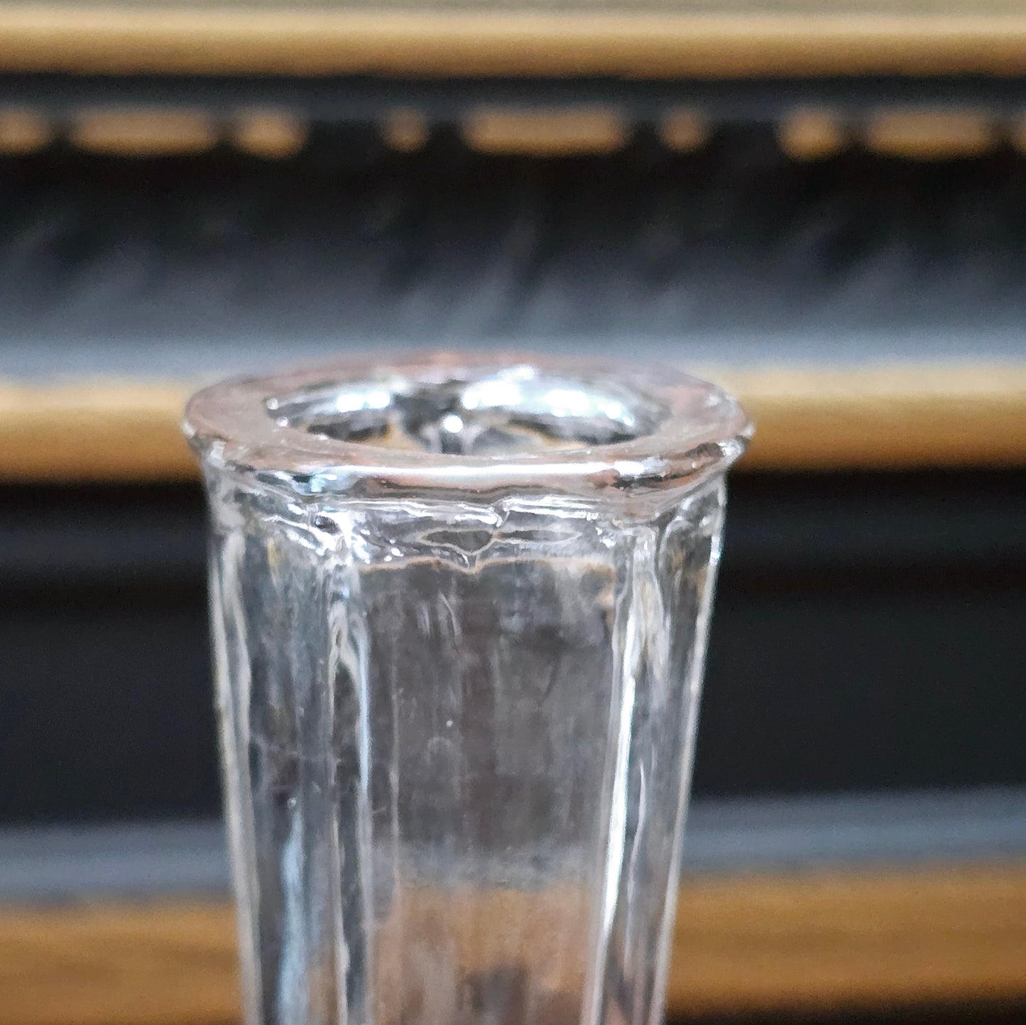 Schlanke Kristallglas-Vase mit sternförmigem Fuß – 15 cm hoch – Vintage-Design aus den 1980ern für einzelne Blumen oder zarte Deko.