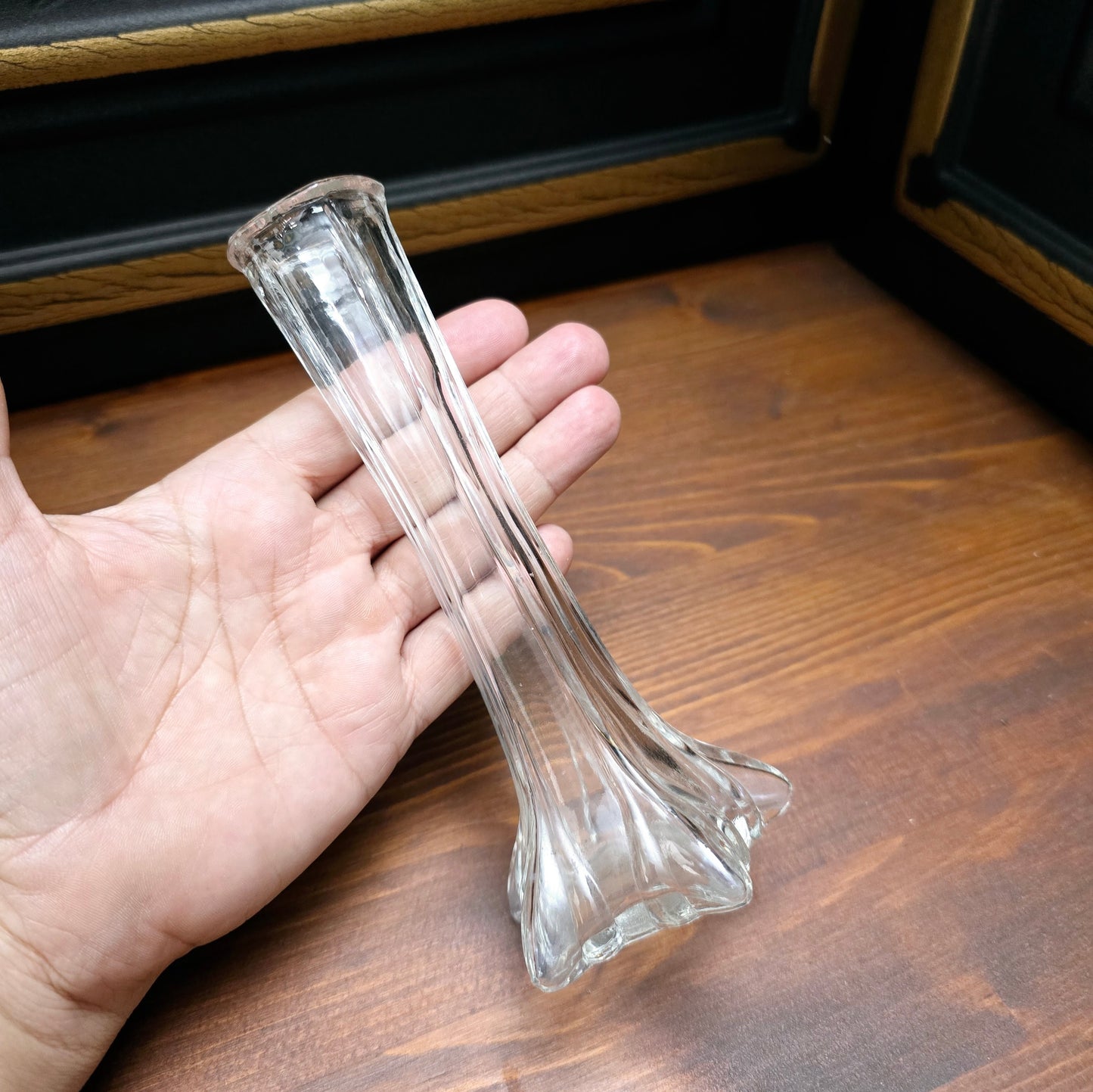 Schlanke Kristallglas-Vase mit sternförmigem Fuß – 15 cm hoch – Vintage-Design aus den 1980ern für einzelne Blumen oder zarte Deko.