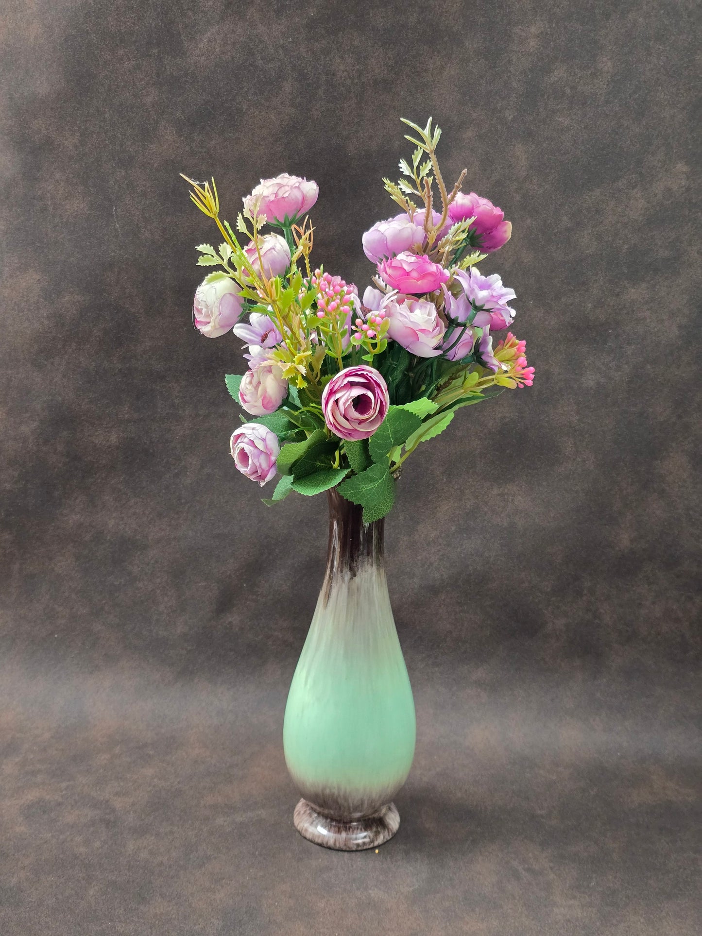 Elegante Vintage-Keramikvase mit grün-brauner Laufglasur, westdeutsche Studio-Keramik der 1960er Jahre, zeitlose Mid-Century-Ästhetik.
