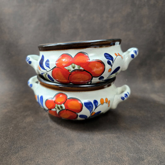 Zwei runde Suppenschüsseln von Schramberg, handbemalt mit floralem Seefeld-Dekor in Rot, Blau und Orange, 1970er–1980er Jahre, Vintage Keramik.