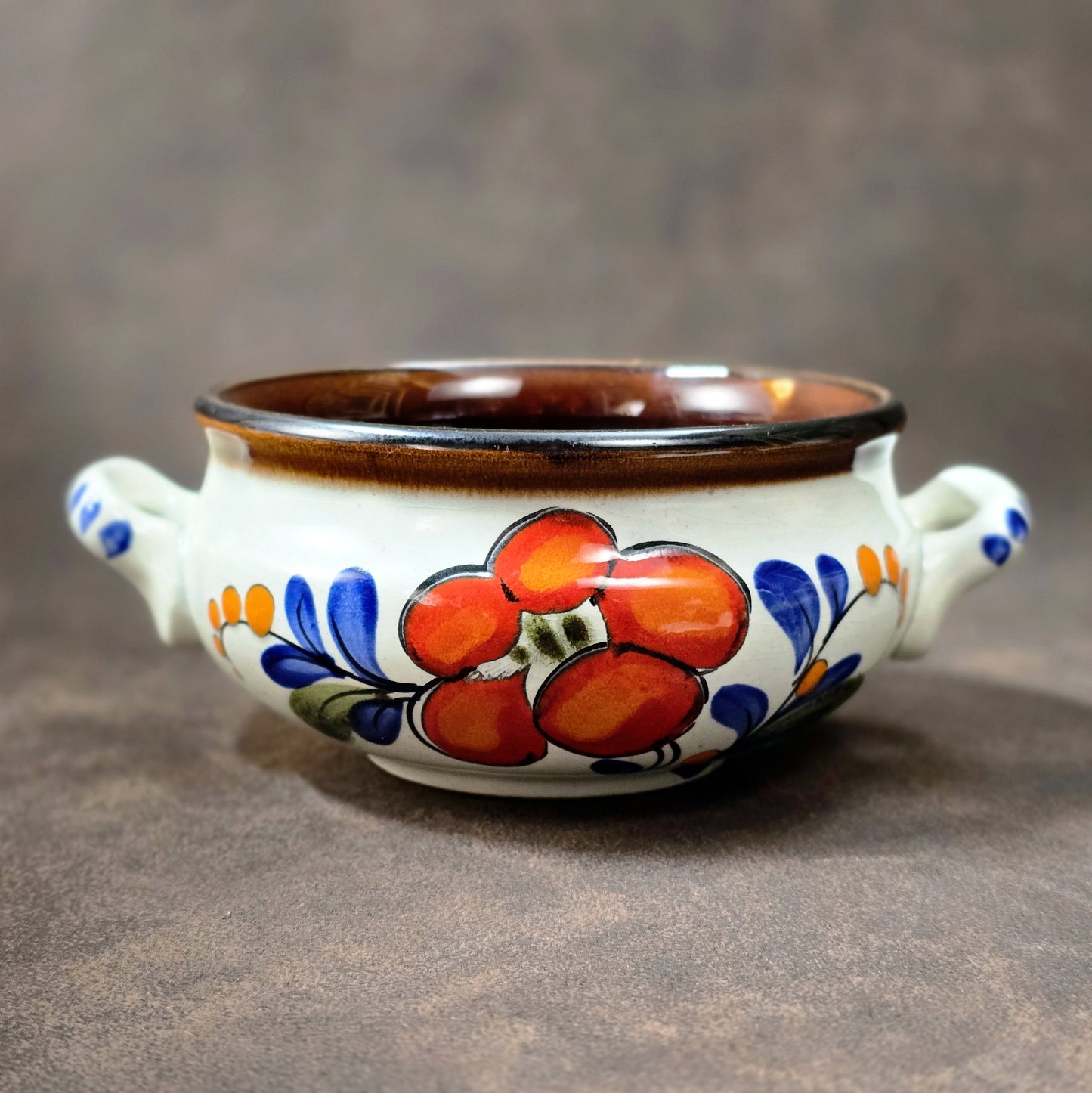 Zwei runde Suppenschüsseln von Schramberg, handbemalt mit floralem Seefeld-Dekor in Rot, Blau und Orange, 1970er–1980er Jahre, Vintage Keramik.