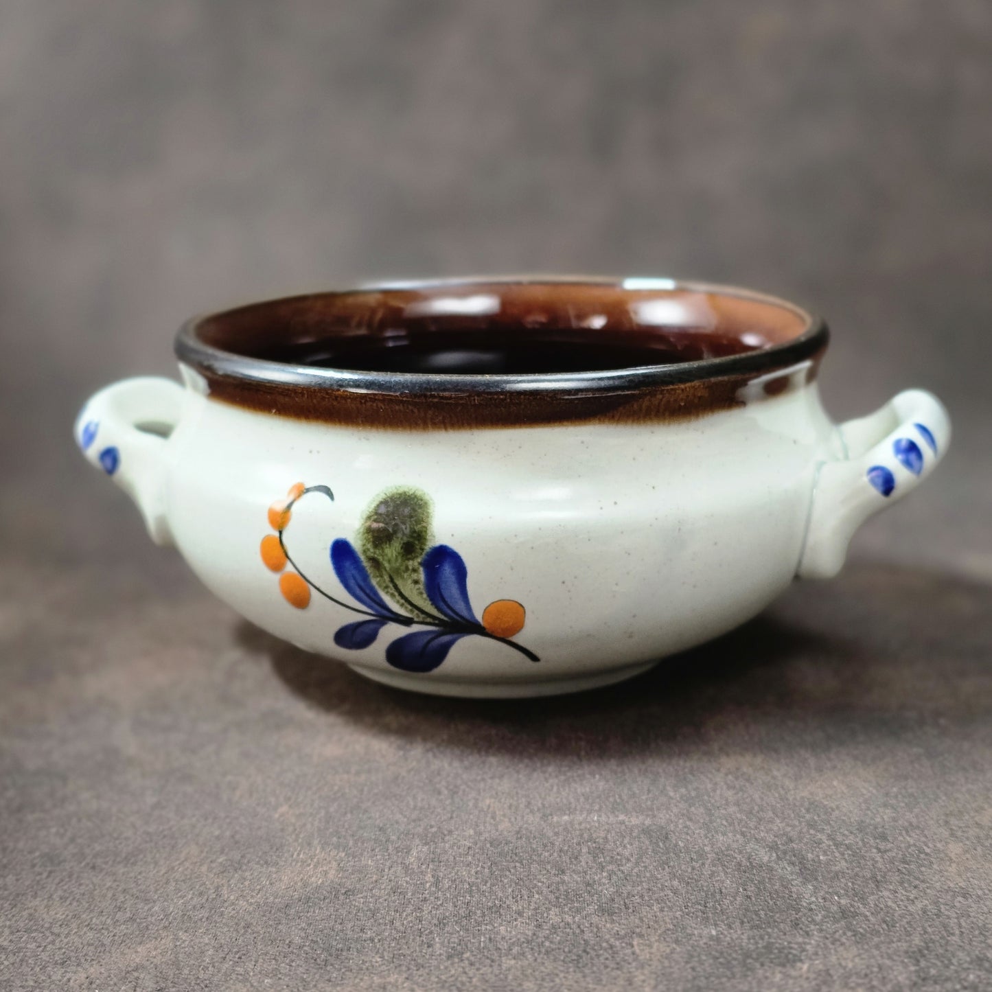 Zwei runde Suppenschüsseln von Schramberg, handbemalt mit floralem Seefeld-Dekor in Rot, Blau und Orange, 1970er–1980er Jahre, Vintage Keramik.