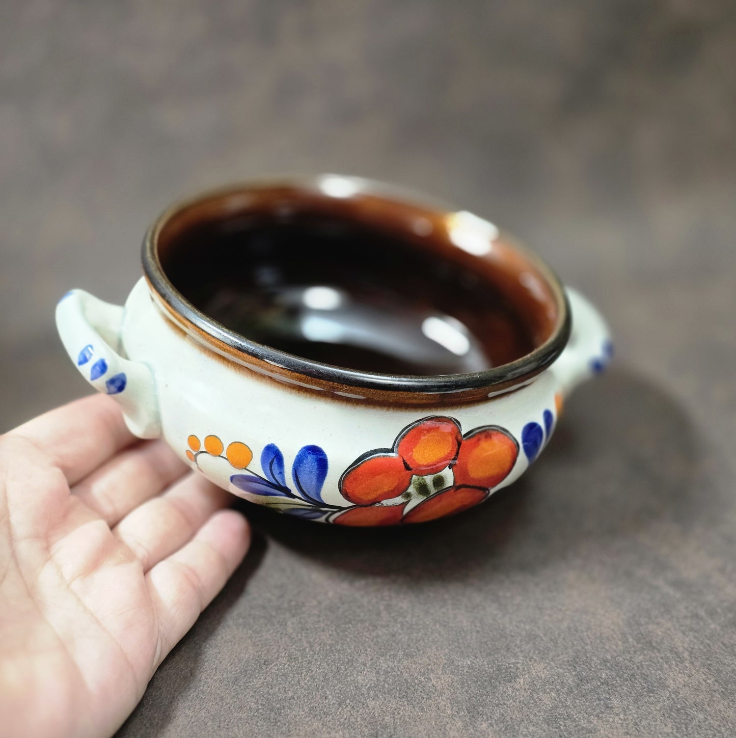Zwei runde Suppenschüsseln von Schramberg, handbemalt mit floralem Seefeld-Dekor in Rot, Blau und Orange, 1970er–1980er Jahre, Vintage Keramik.