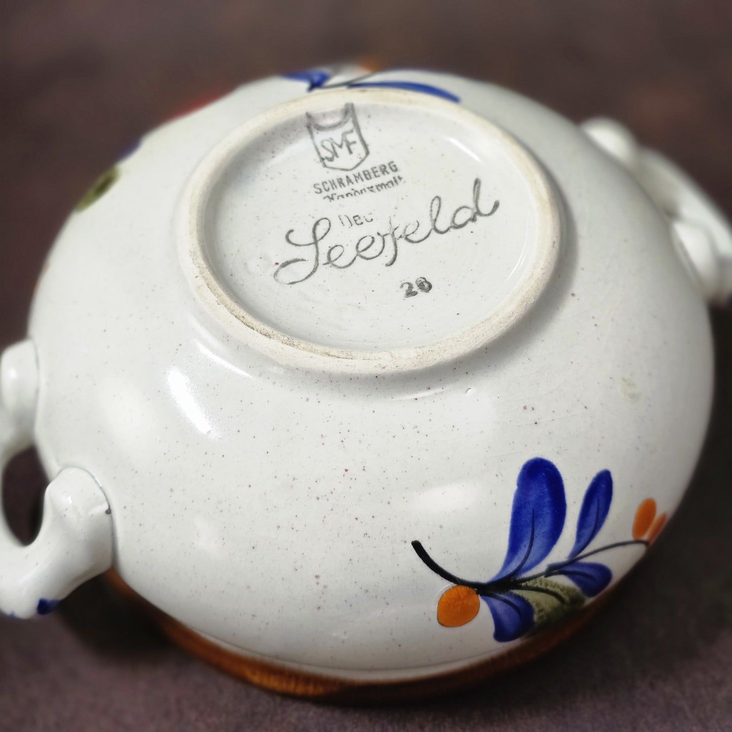Zwei runde Suppenschüsseln von Schramberg, handbemalt mit floralem Seefeld-Dekor in Rot, Blau und Orange, 1970er–1980er Jahre, Vintage Keramik.