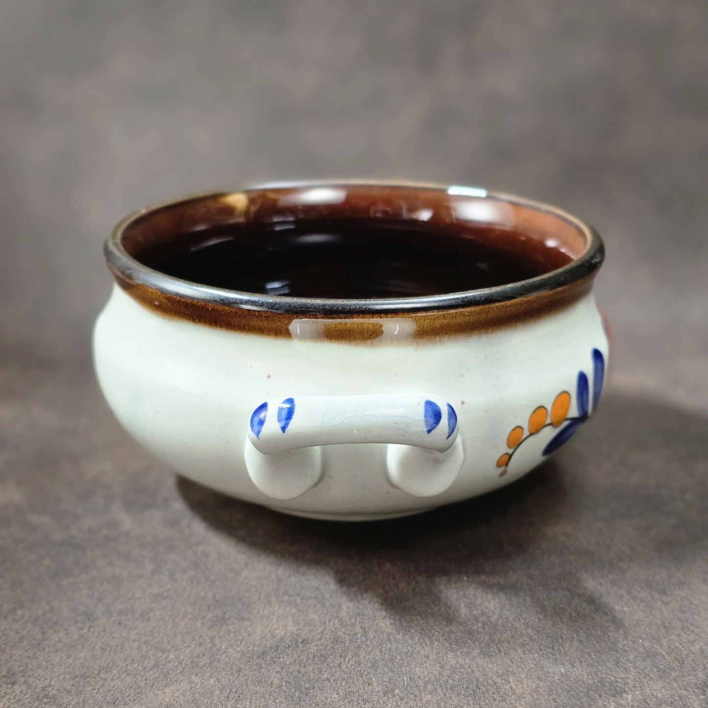 Zwei runde Suppenschüsseln von Schramberg, handbemalt mit floralem Seefeld-Dekor in Rot, Blau und Orange, 1970er–1980er Jahre, Vintage Keramik.