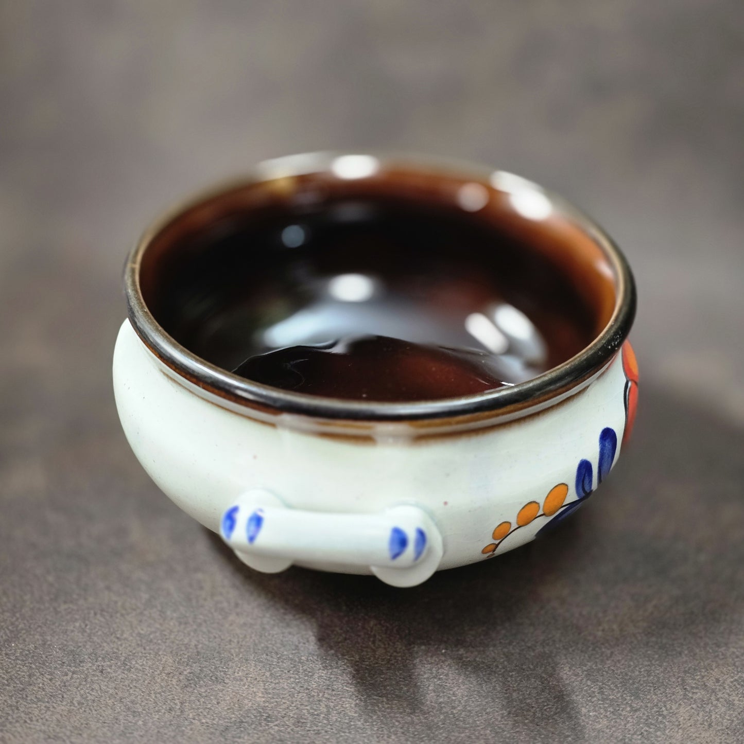 Zwei runde Suppenschüsseln von Schramberg, handbemalt mit floralem Seefeld-Dekor in Rot, Blau und Orange, 1970er–1980er Jahre, Vintage Keramik.