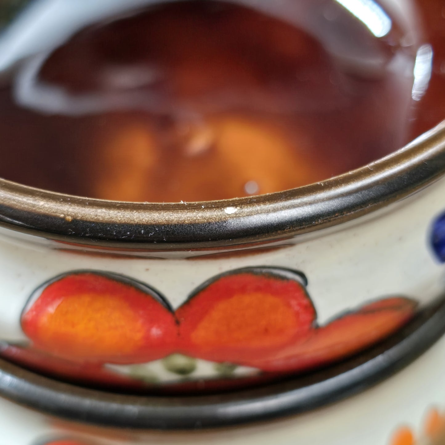 Zwei runde Suppenschüsseln von Schramberg, handbemalt mit floralem Seefeld-Dekor in Rot, Blau und Orange, 1970er–1980er Jahre, Vintage Keramik.