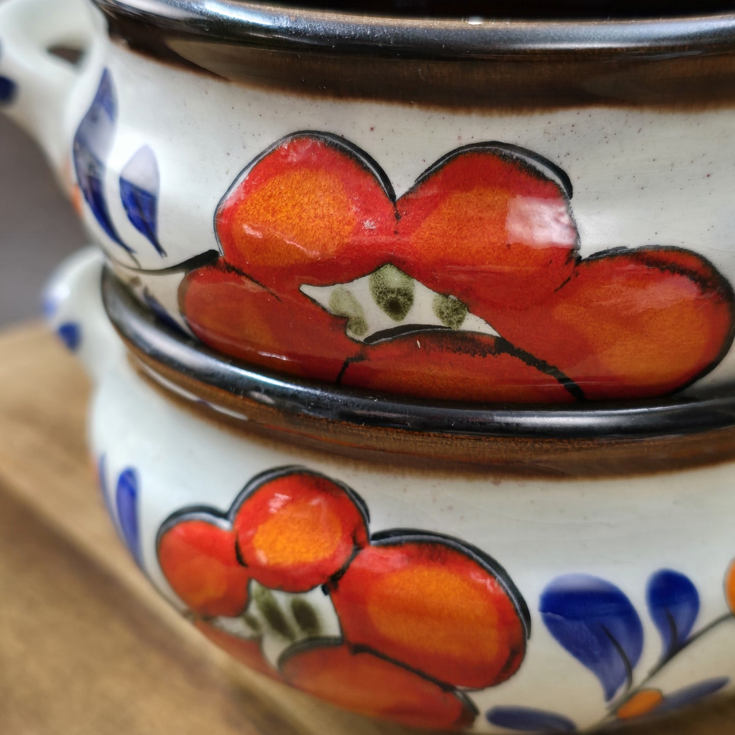 Zwei runde Suppenschüsseln von Schramberg, handbemalt mit floralem Seefeld-Dekor in Rot, Blau und Orange, 1970er–1980er Jahre, Vintage Keramik.