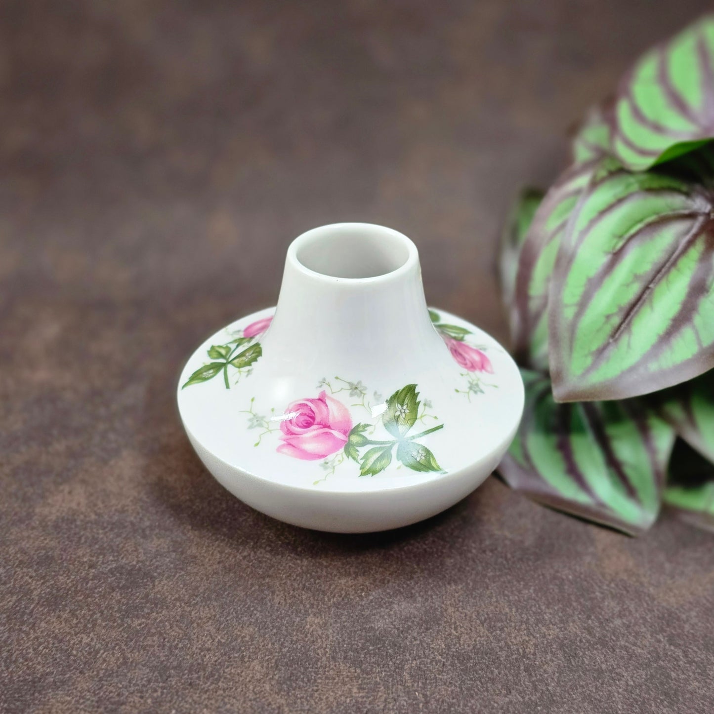Vintage-Minivase von Seltmann Weiden aus Porzellan, Serie Annabell, 1960er. Rote Rosen auf zartem Weiß – ideal für kleine Blüten & nostalgische Deko.