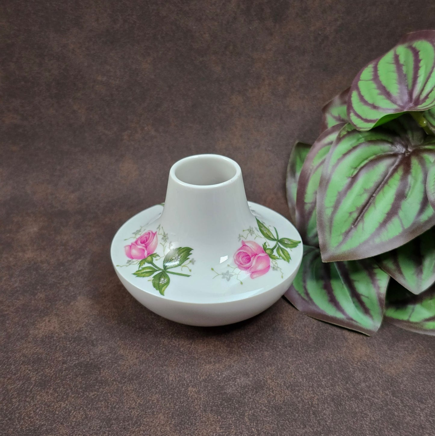 Vintage-Minivase von Seltmann Weiden aus Porzellan, Serie Annabell, 1960er. Rote Rosen auf zartem Weiß – ideal für kleine Blüten & nostalgische Deko.