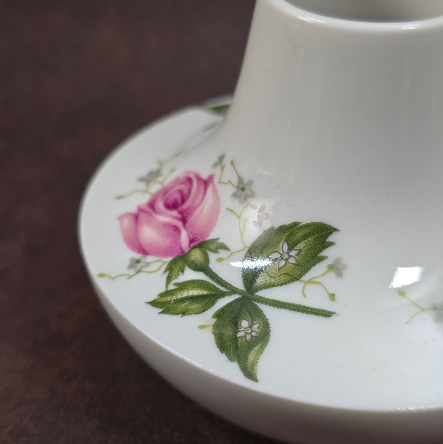 Vintage-Minivase von Seltmann Weiden aus Porzellan, Serie Annabell, 1960er. Rote Rosen auf zartem Weiß – ideal für kleine Blüten & nostalgische Deko.